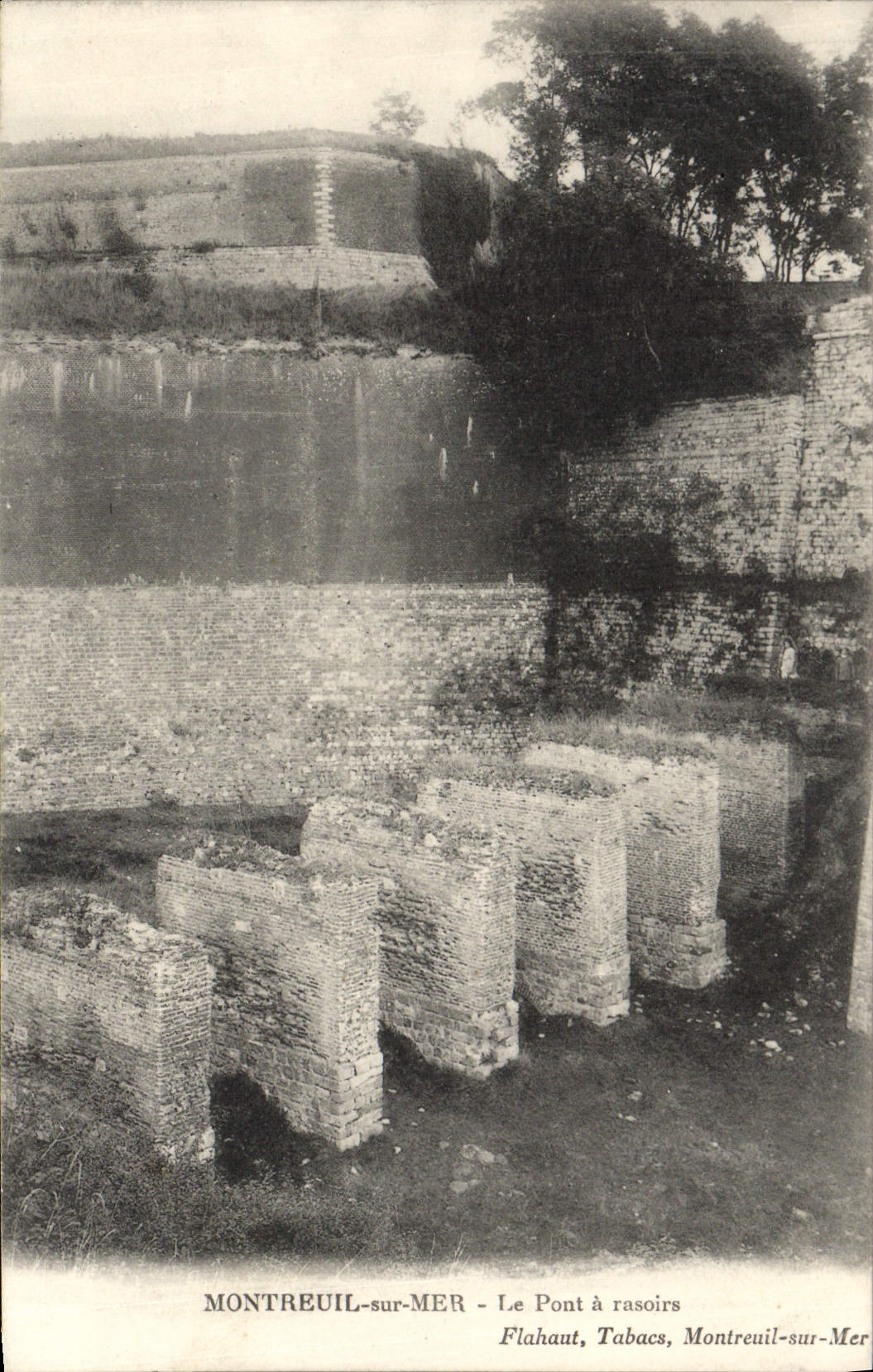 Montreuil-sur-Mer — Le Pont à rasoirs — Flahaut, Tabacs, Montreuil-sur-Mer