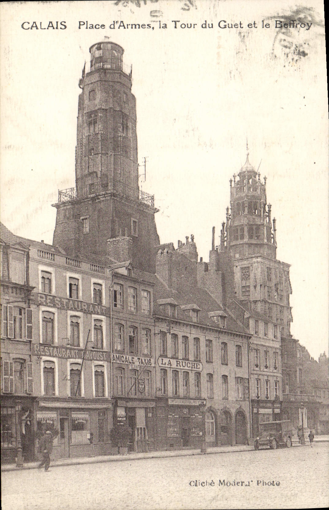 CPA Calais place d'Armes la Tour du Guet et le Beffroi la Ruche amicale taxis
