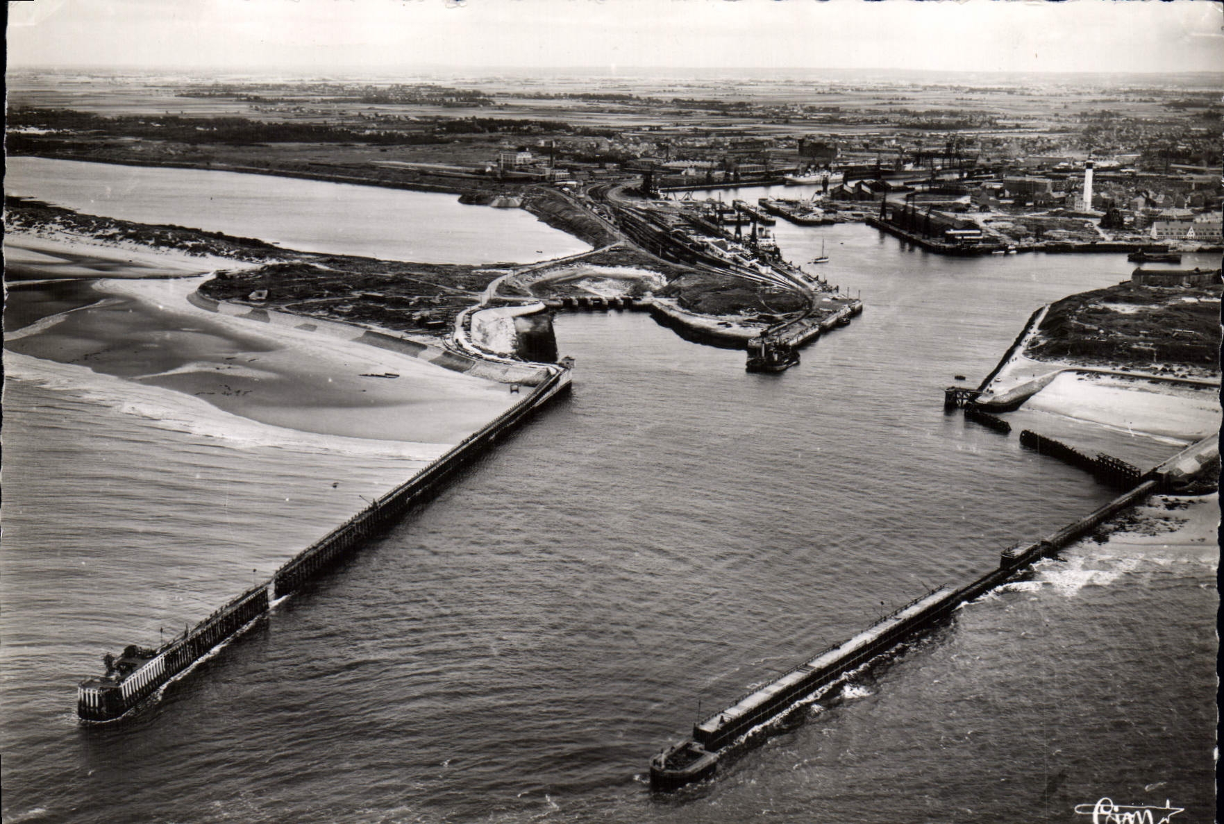 CPSM Calais P de C vue aerienne entree du Port 