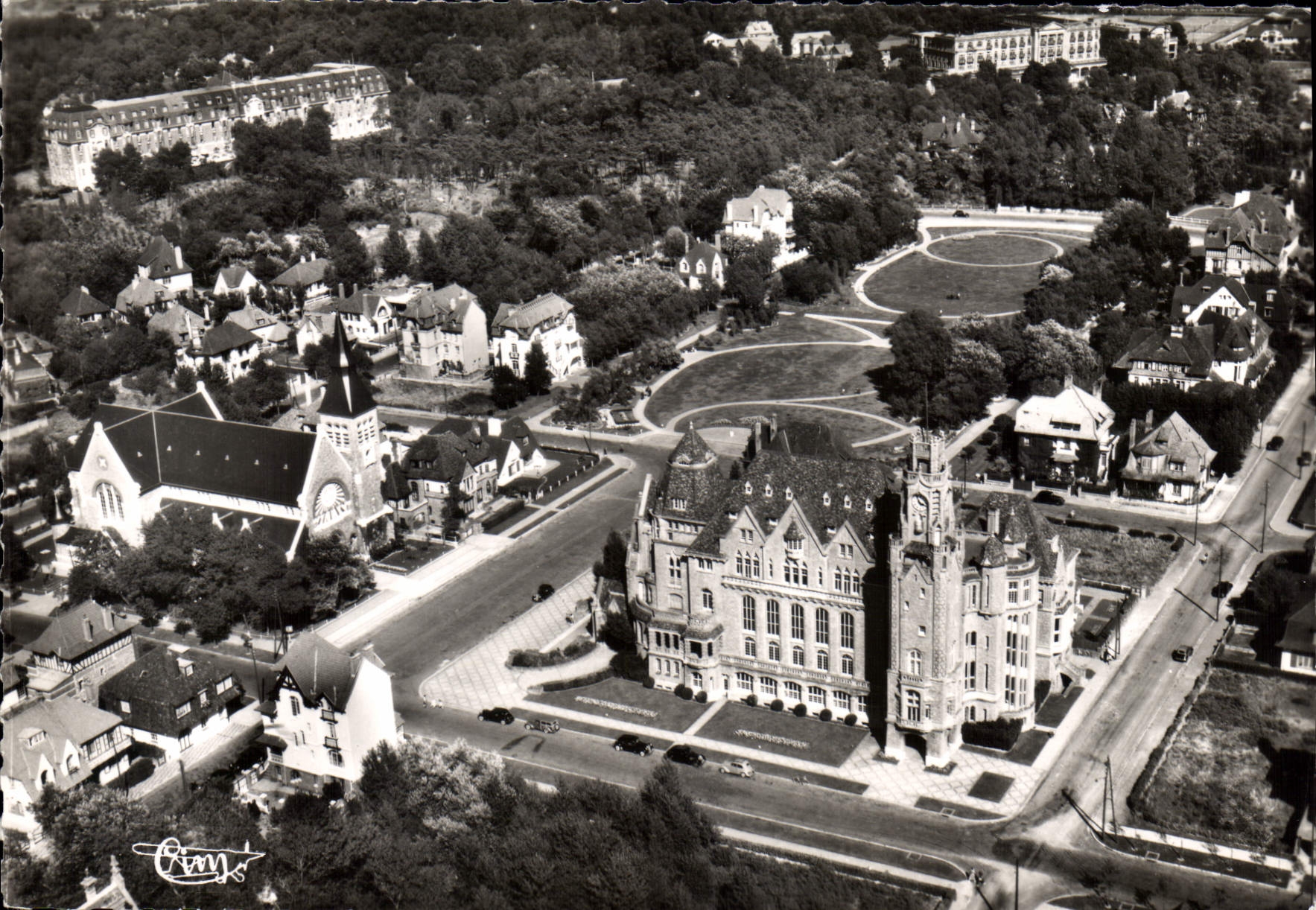 Le Touquet-Paris-Plage — L'Hôtel de Ville et l'Église — Crimy