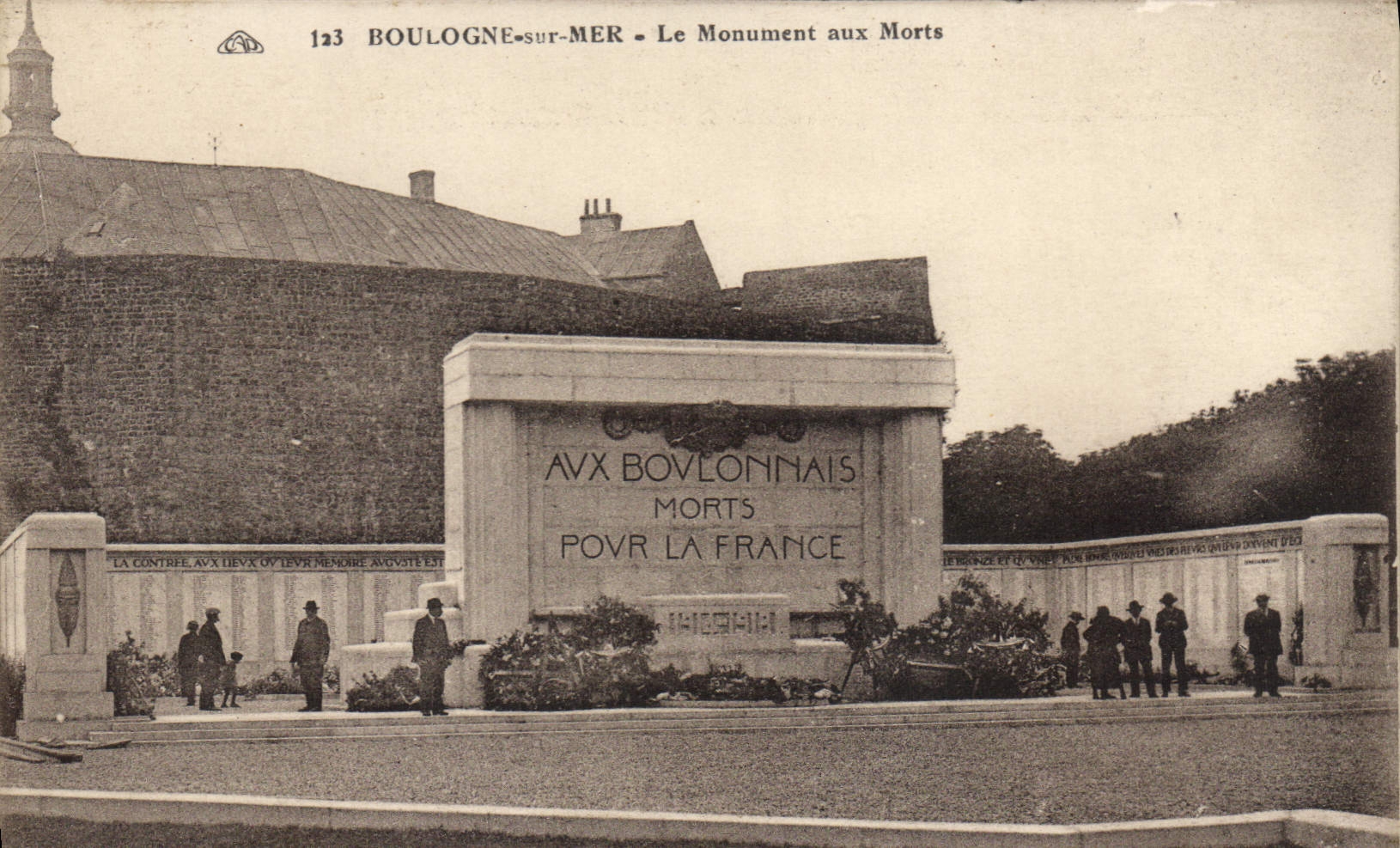 BOULOGNE-sur-MER - Le Monument aux Morts — éditeur CPALEAC, n° 123
