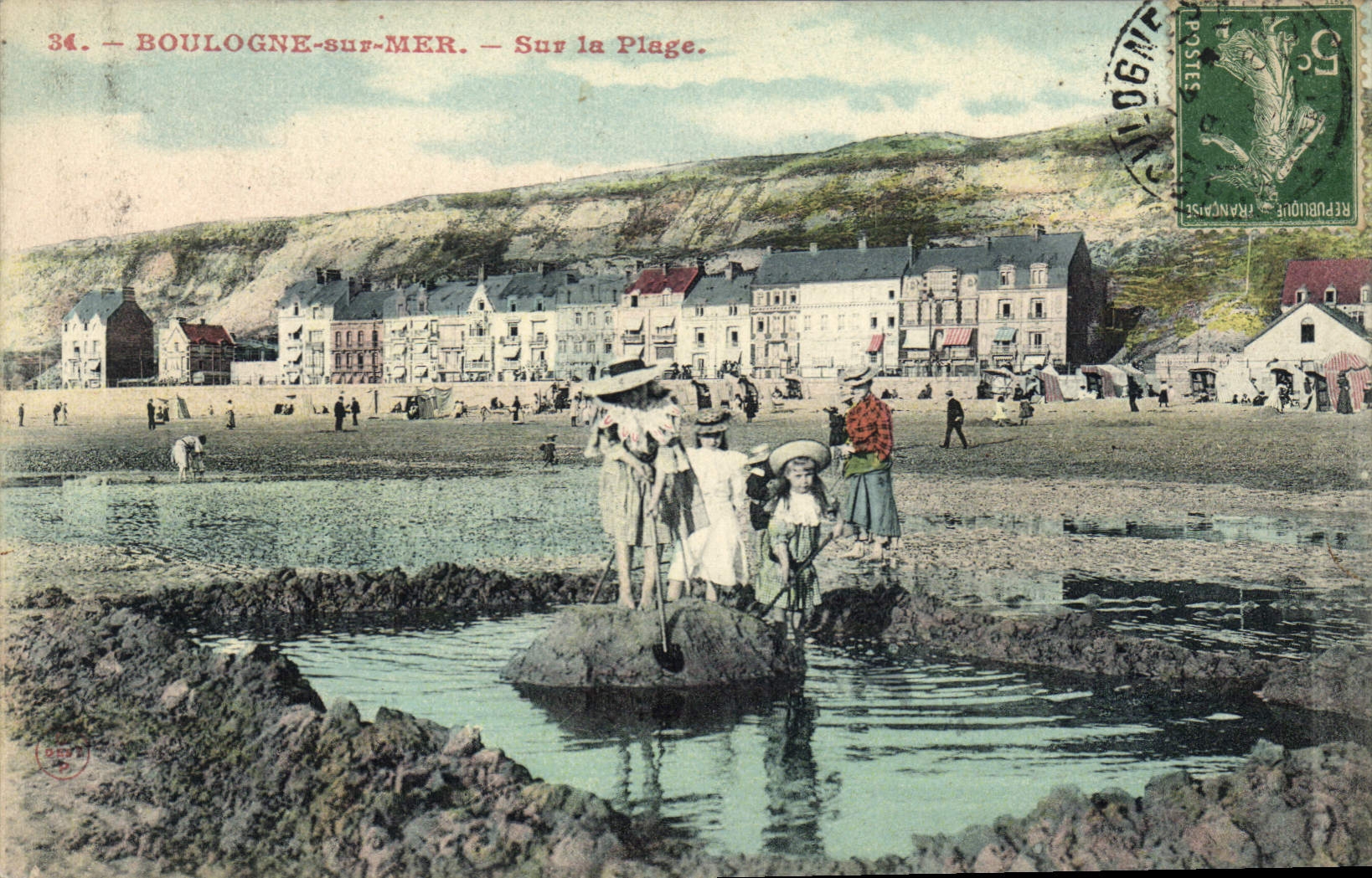 BOULOGNE-sur-MER — Sur la Plage — Éditeur : C. P. A. n°34