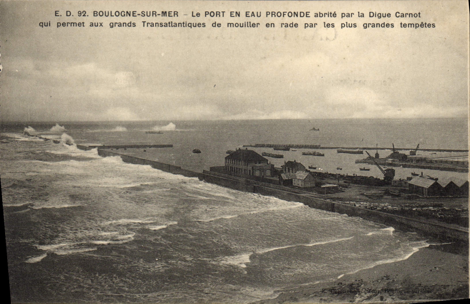 CPA Boulogne sur Mer le Port en eau Profonde abrité par la Digue Carnot qui permet aux grands Transa