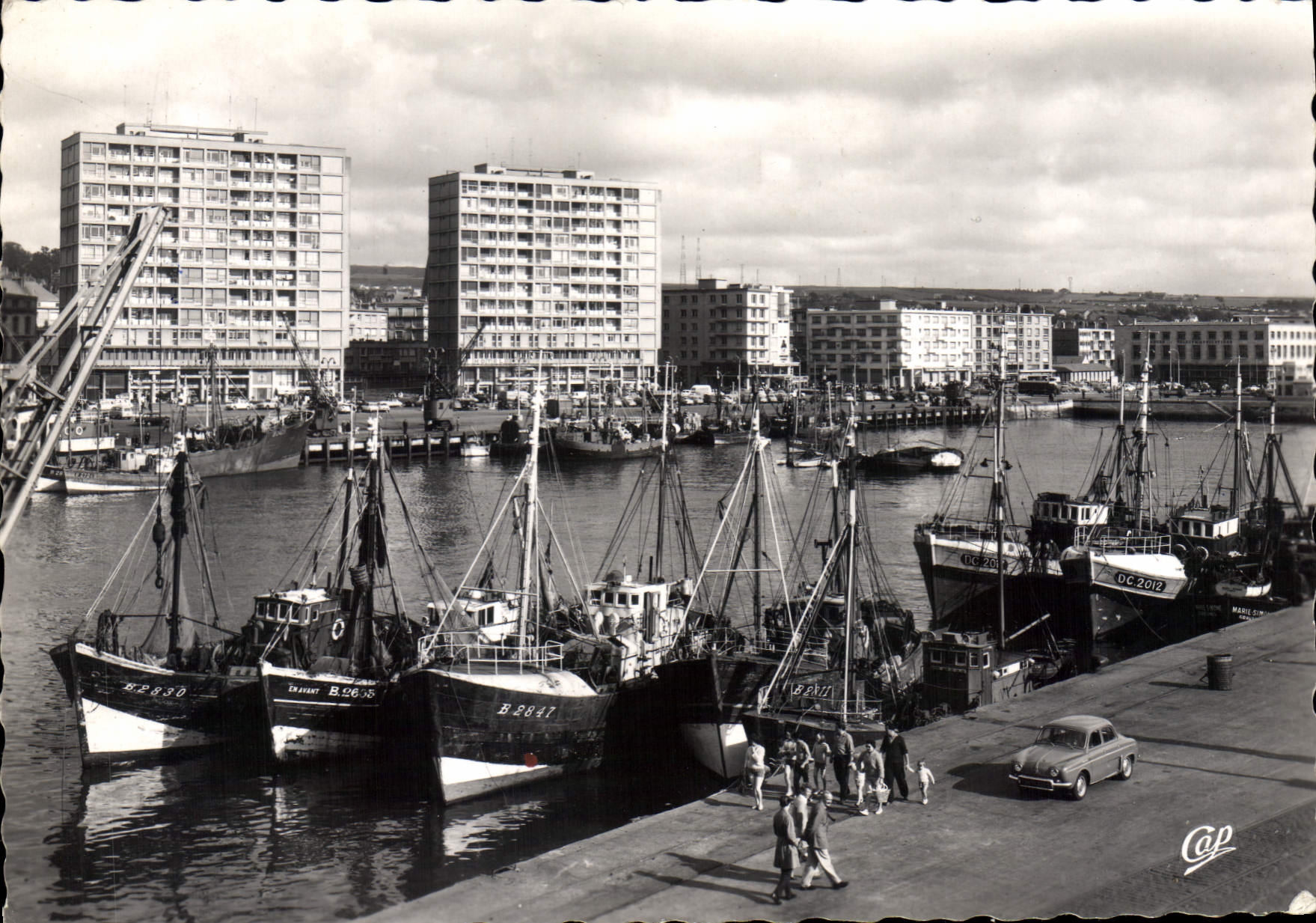 Boulogne-sur-Mer — Vista general del puerto y nuevos edificios — Cap