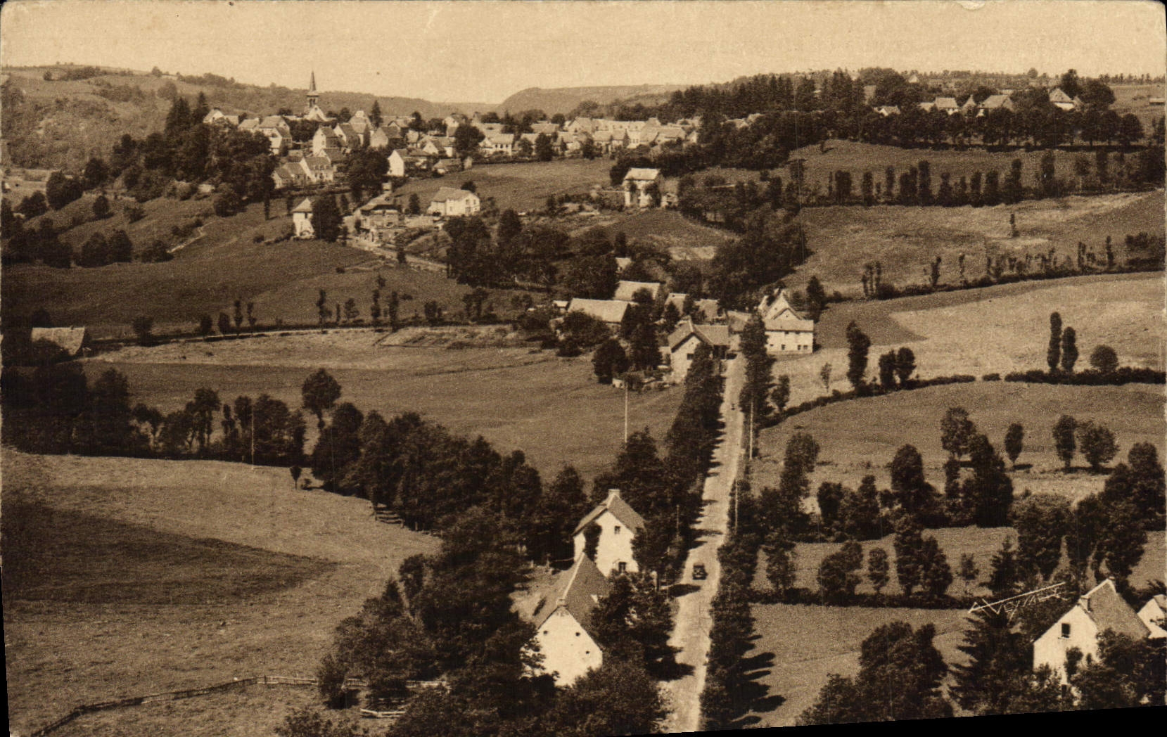 CPA L'Auvergne historique et Pittoresque vue panoramique de St Sauves et du pont prise pres la Roche