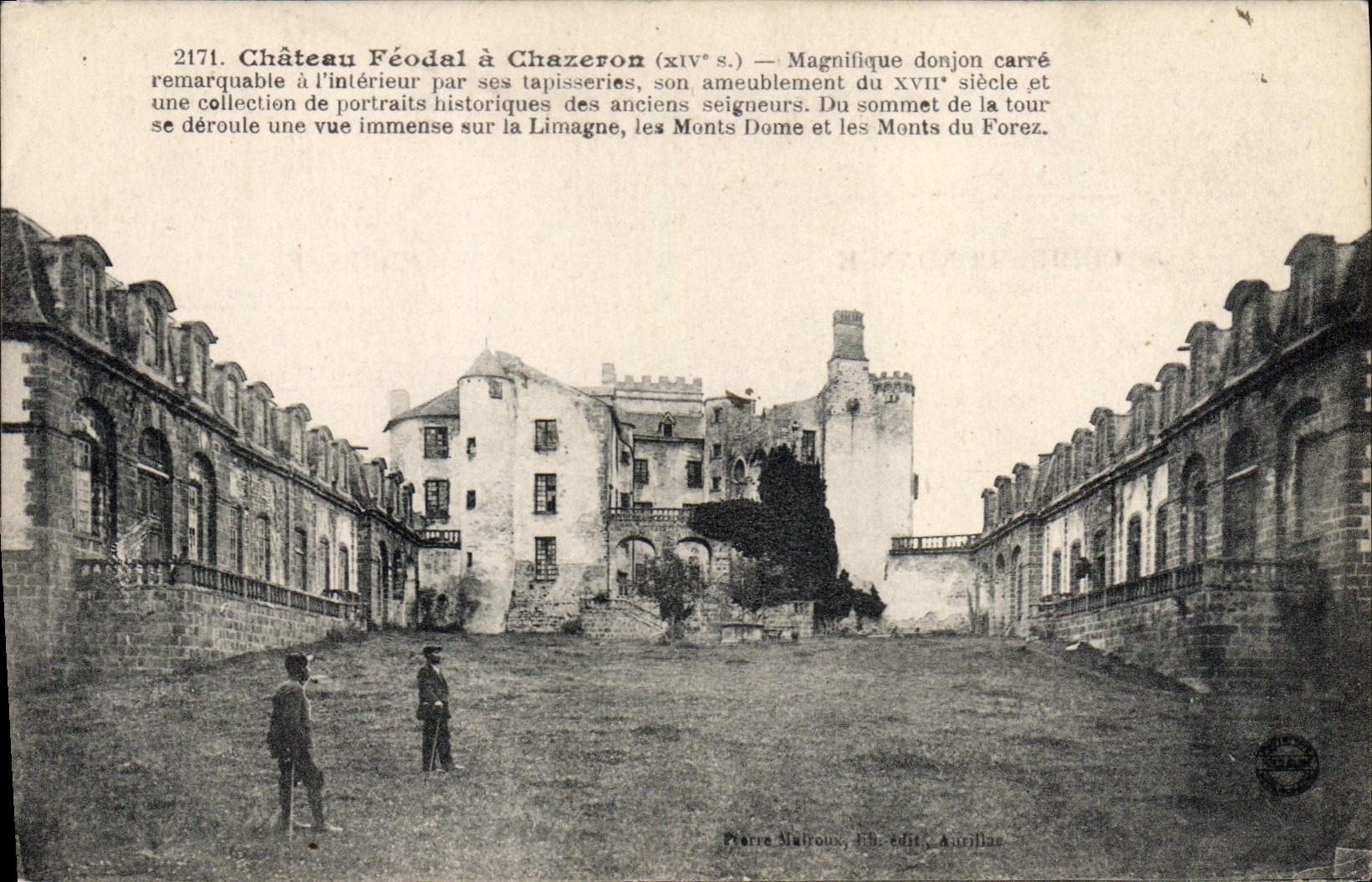 Feudales Schloss in Chazeron (xiv° s.) — Majestätischer quadratischer Turm des 17. Jahrhunderts und Aussicht auf die Limagne, die Monts Dome und die Monts du Forez — Pierre Malrous, lith. édit. Auxillas
