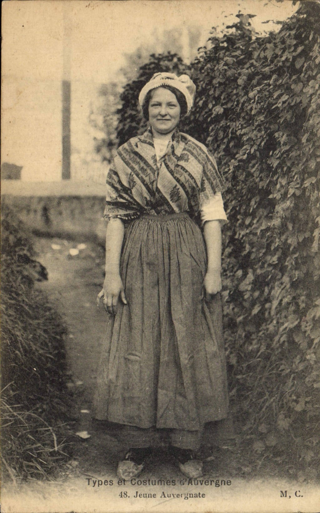 Jeune Auvergnate — Types et Costumes d'Auvergne — M. C., n°48