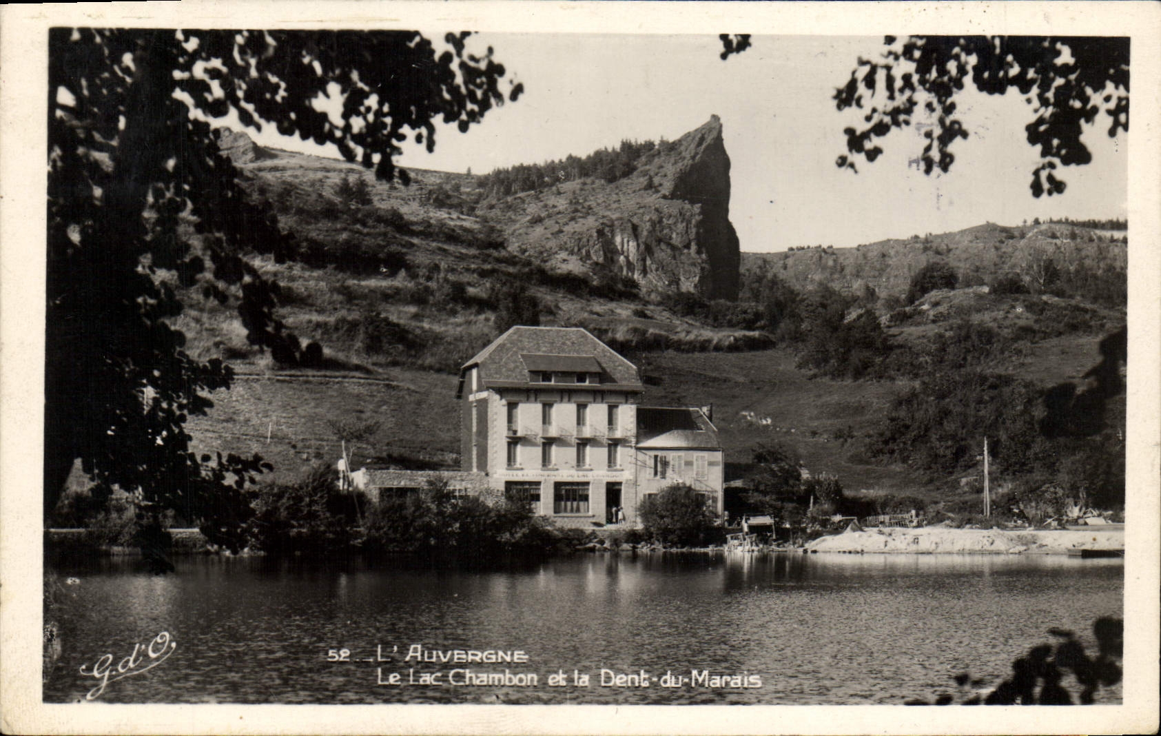 See Chambon und die Dent-du-Marais — Ansicht des Sees mit Gebäude am Ufer und Felswand im Hintergrund — G.d'O. n°52