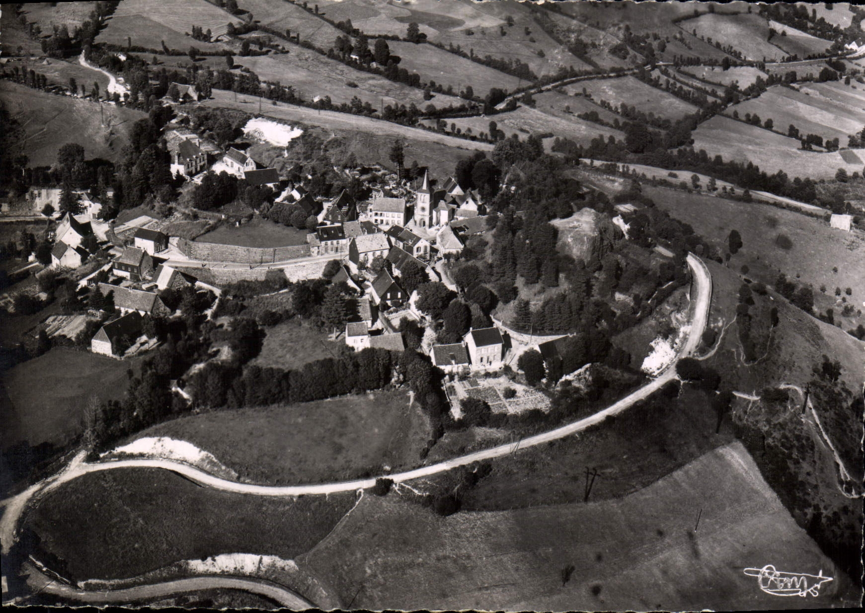 Murat-le-Quiare (P.-de-D.) — Allgemeine Luftaufnahme und die Route du Mont-Dore — Aériennes Comber Editions, Mâcon