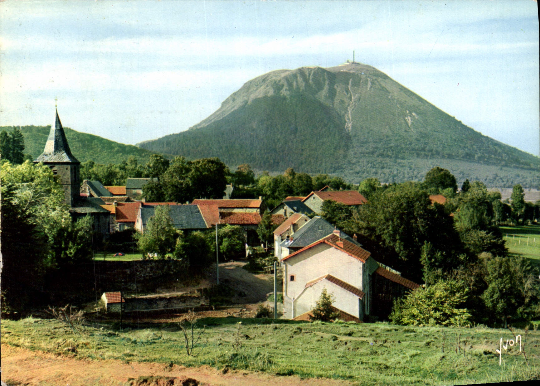 Le Puy-de-Dôme (1 468 m) — view from the village of Laschamps — Éditions d'Art 'YVON'