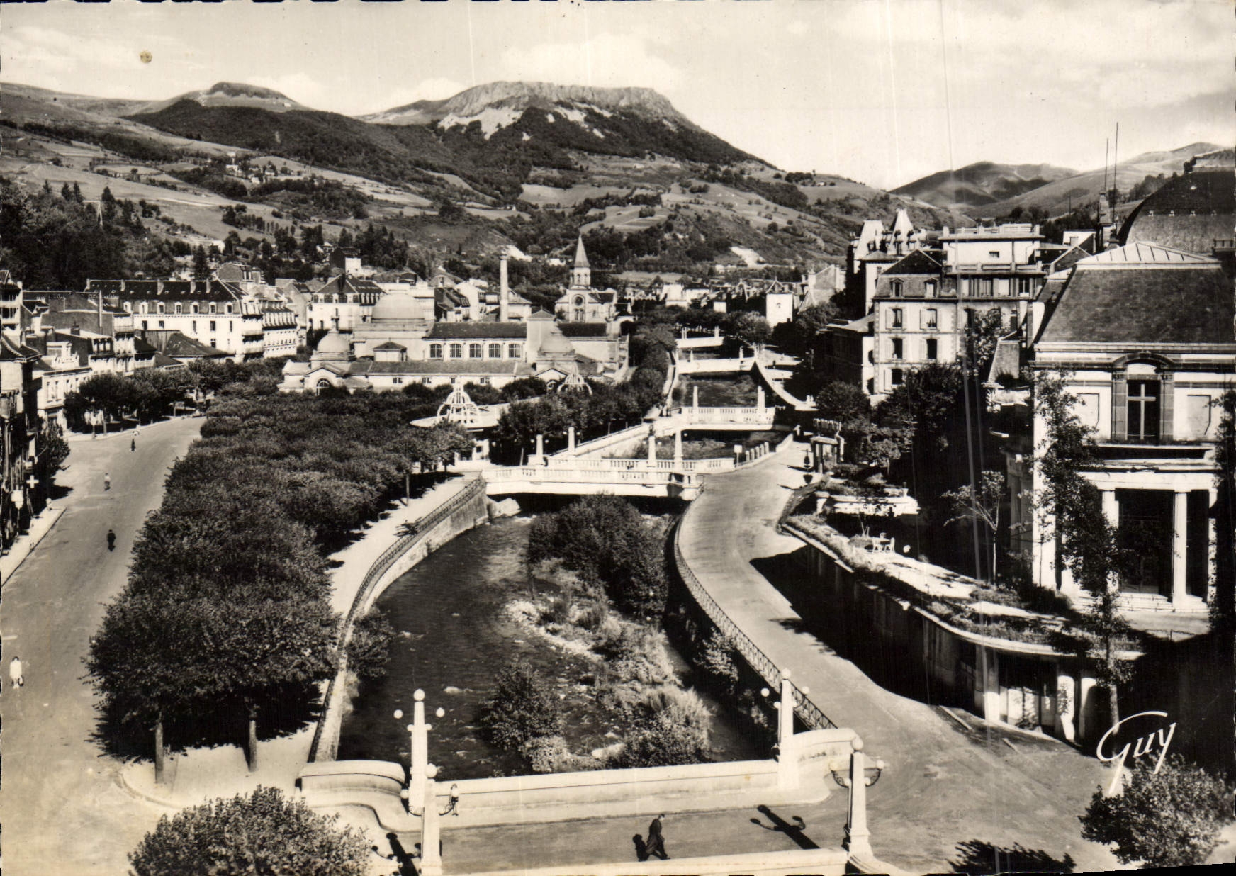 La Bourboule (Puy-de-Dôme) — La Dordogne traversant la ville, avec le Puy Gros en arrière-plan — Éd. d'Art GUY, Paris