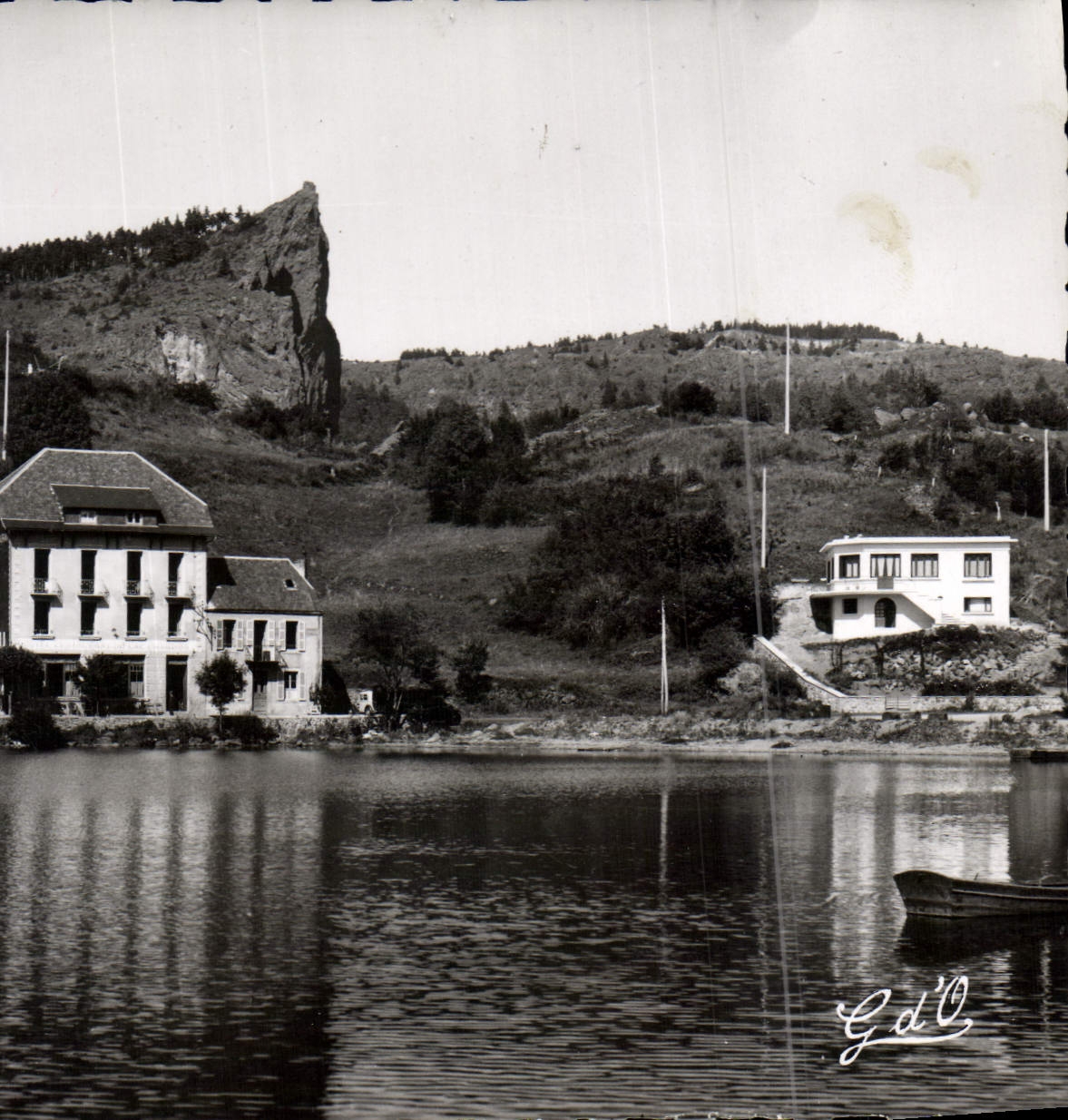 Lake Chambon and the Dent-du-Marais — Auvergne — publisher CPADeCollection, no. 54