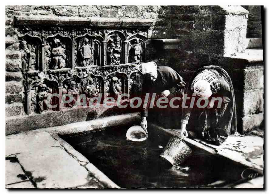 CPSM Scenes et Types Bretons femmes à La Fontaine De Saint Thivisiau 