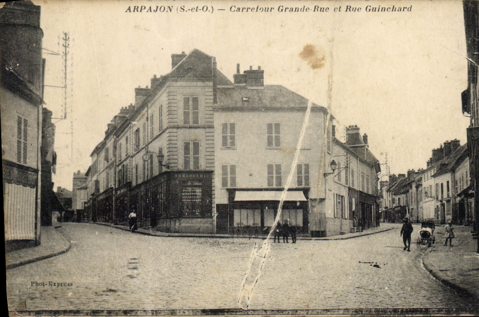 CPA Arpajon S et O Carrefour Grande Rue et Rue Guinchard 