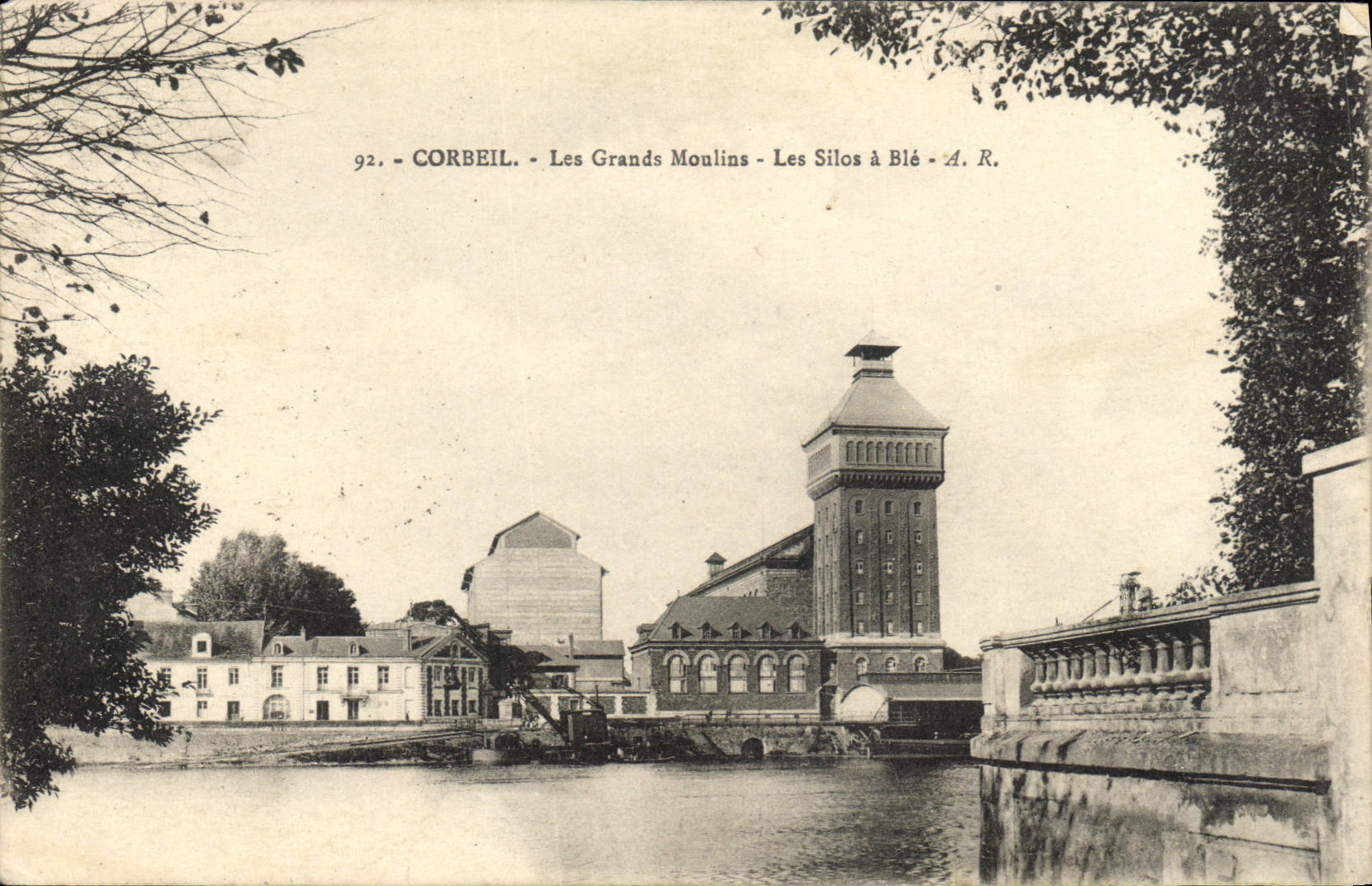 CPA Corbeil les grands Moulins les Silos à Blé