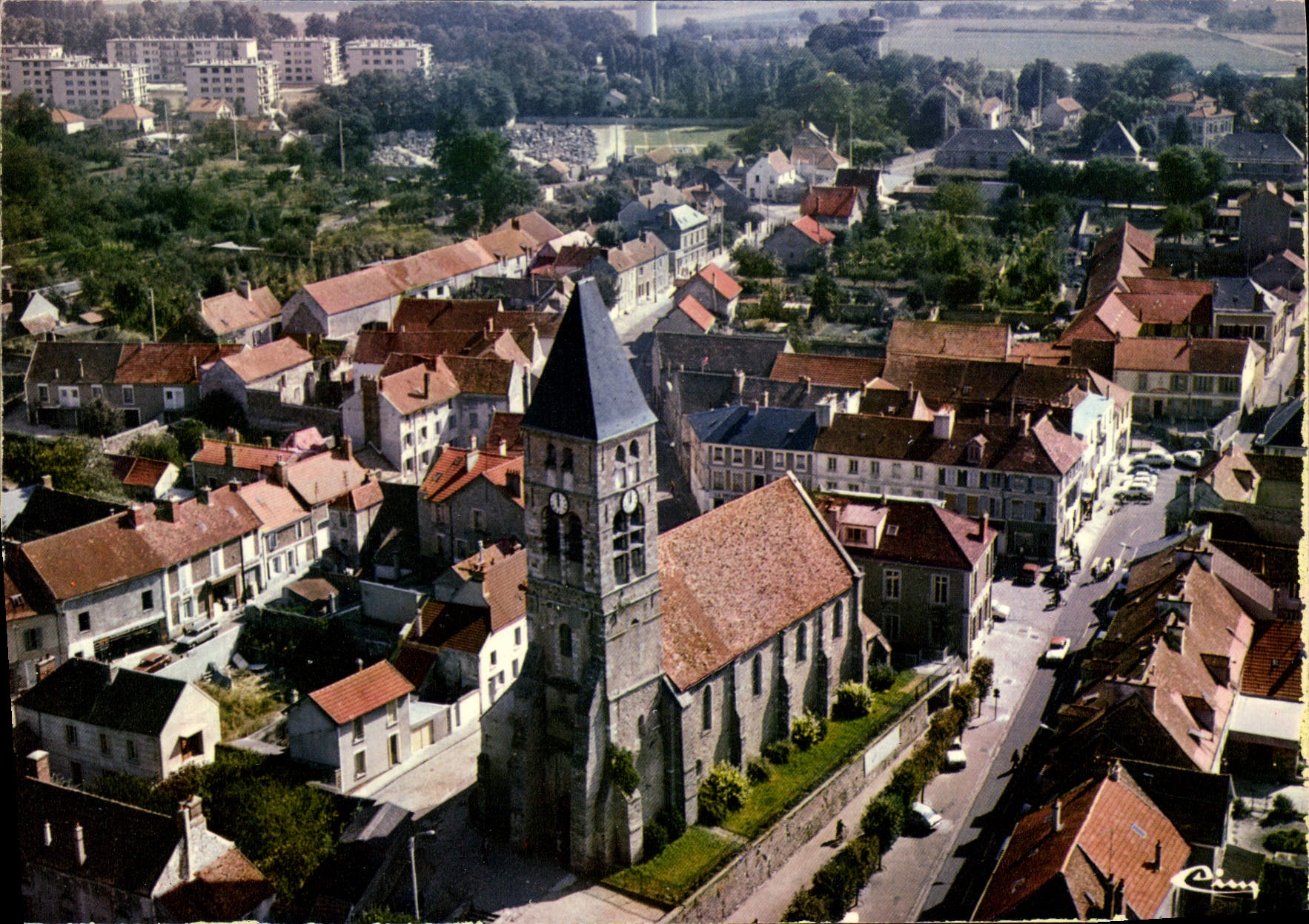 CPSM Mennecy Essonne vue aerienne le quartier de l'eglise St Pierre XII Siècle
