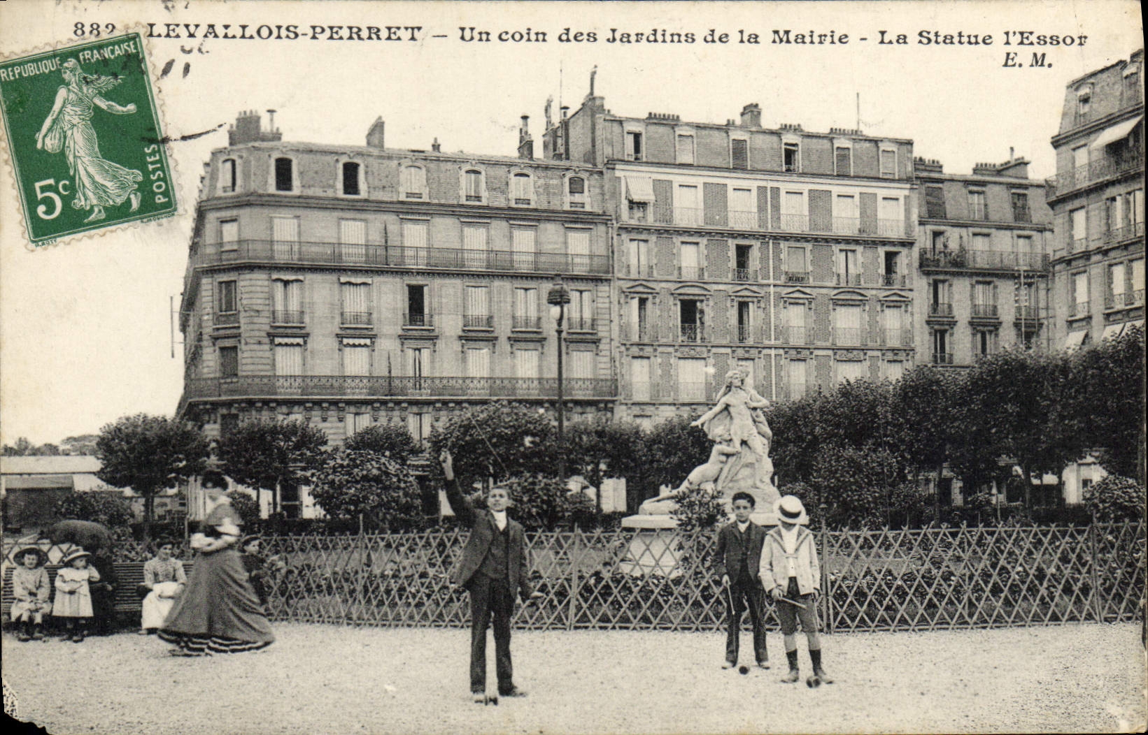 Levallois-Perret — Un coin des Jardins de la Mairie — La Statue l’Essor — E.M.