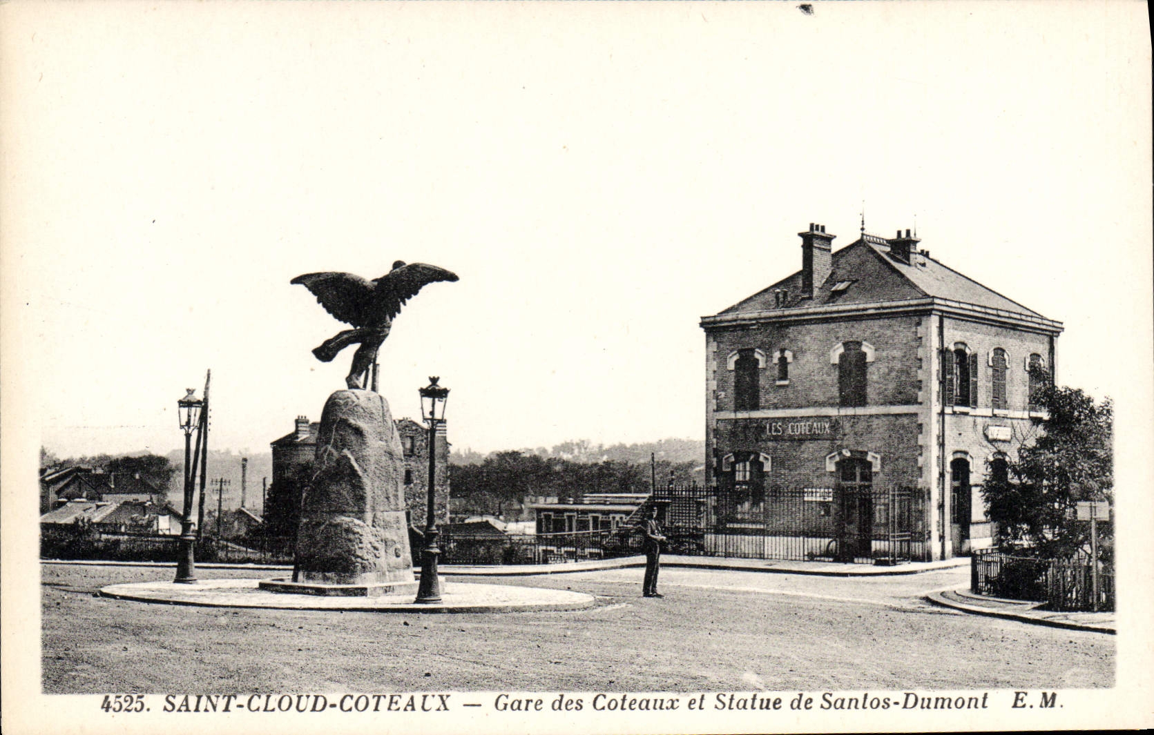 Saint-Cloud-Coteaux — Gare des Coteaux et Statue de Santos-Dumont