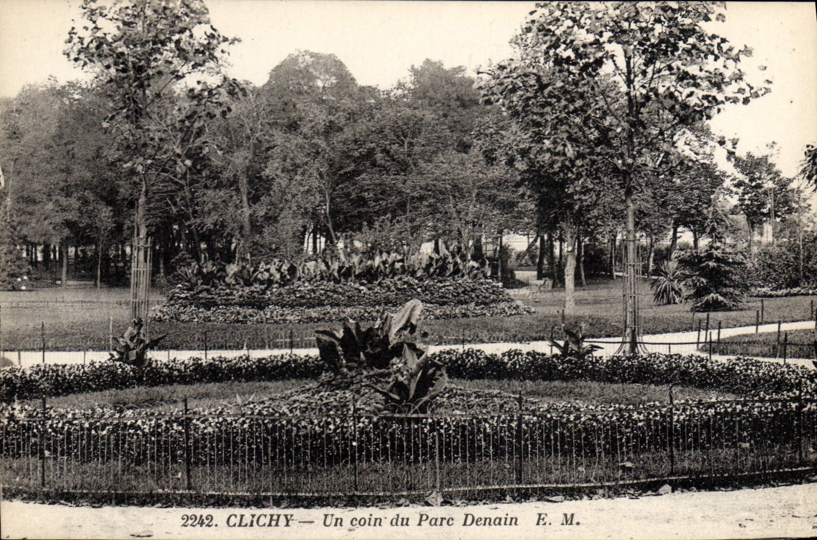 CPA Clichy un coin du Parc Denain