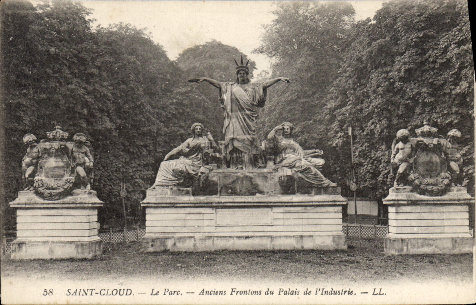 CPA Saint Cloud Le Parc Anciens Frontons du Palais de l'Industrie