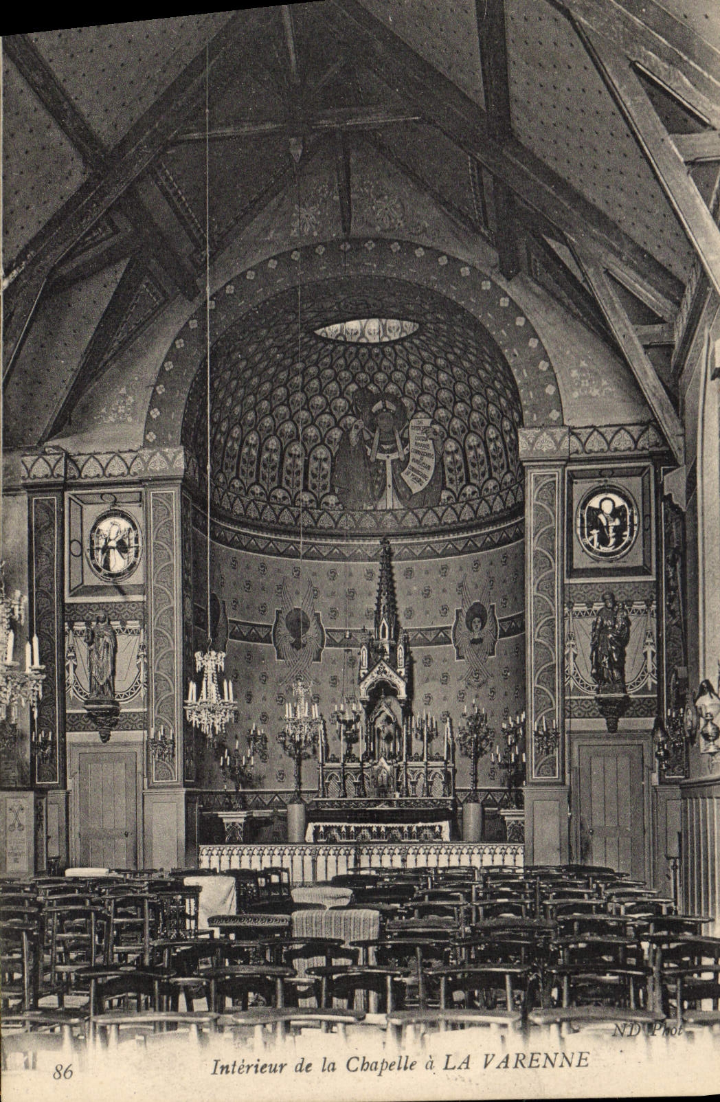 Intérieur de la Chapelle à LA VARENNE — vue intérieure de l'église avec autel et voûte décorée — ND Pro