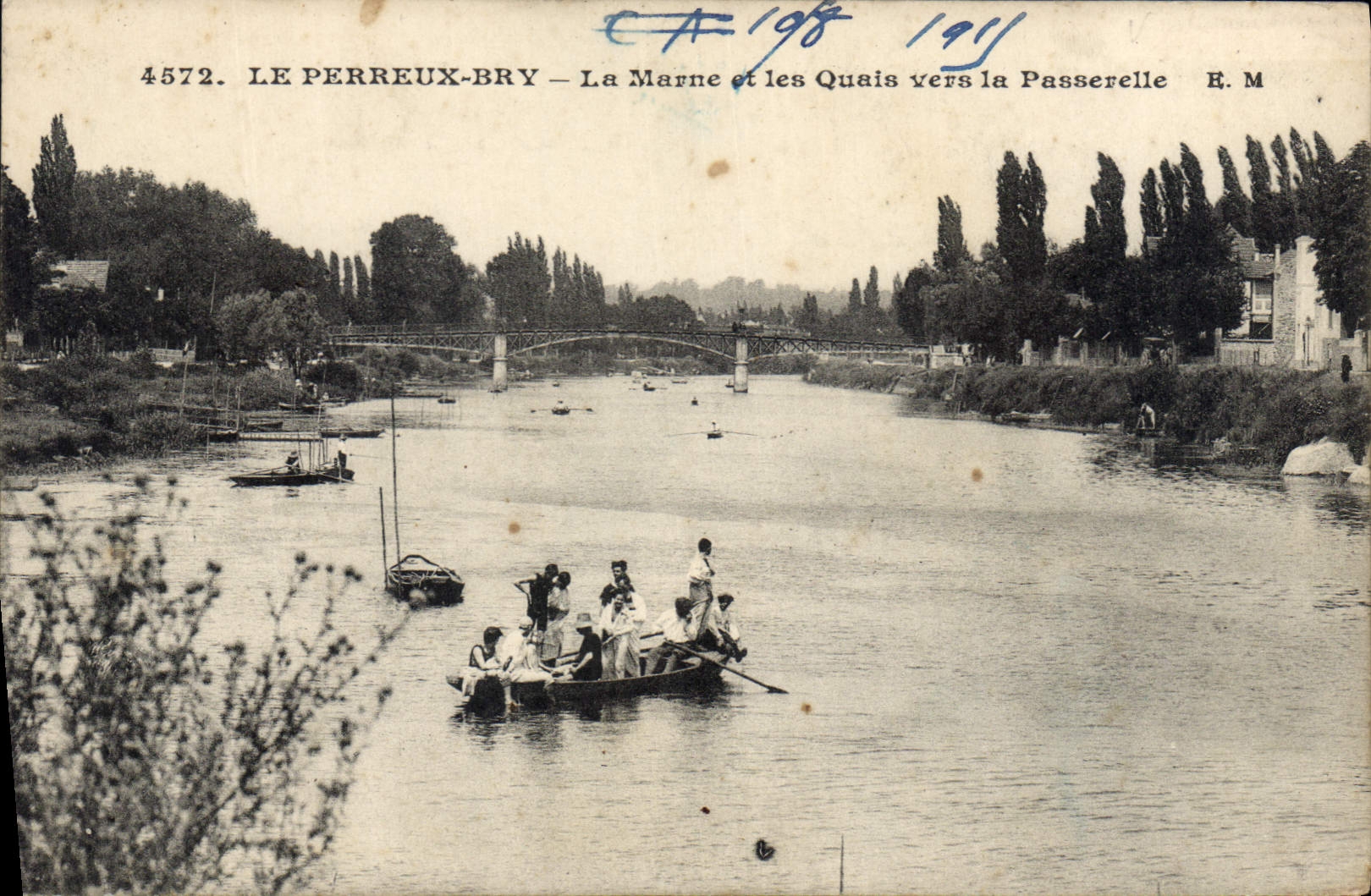 CPA Le Perreux Bry La Marne et les Quais vers la Passerelle