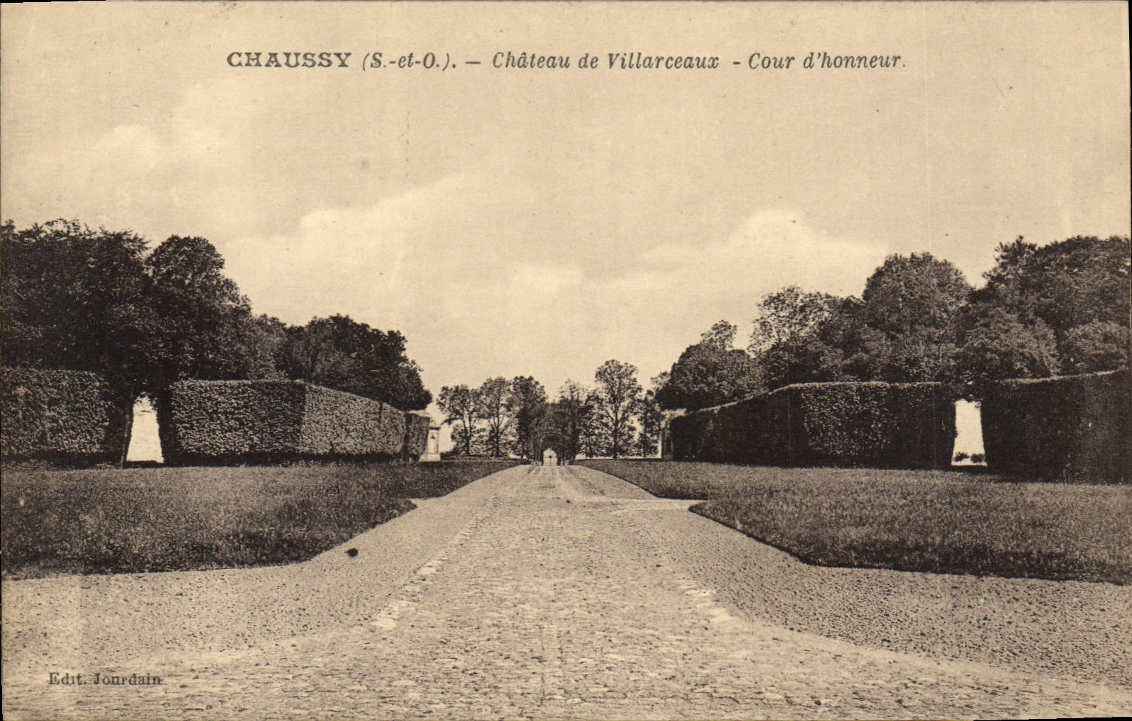 CPA Chaussy Chateau de Villarceaux Cour d'honneur