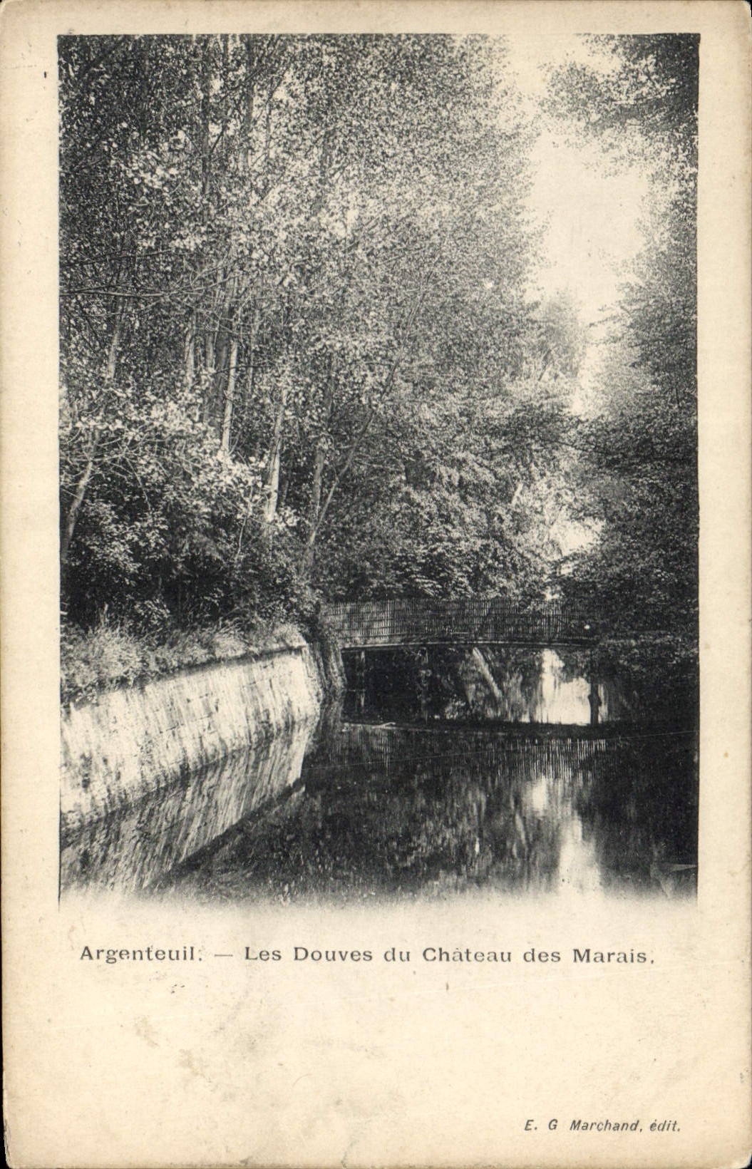 CPA Argenteuil Les Douves du Chateau des Marais