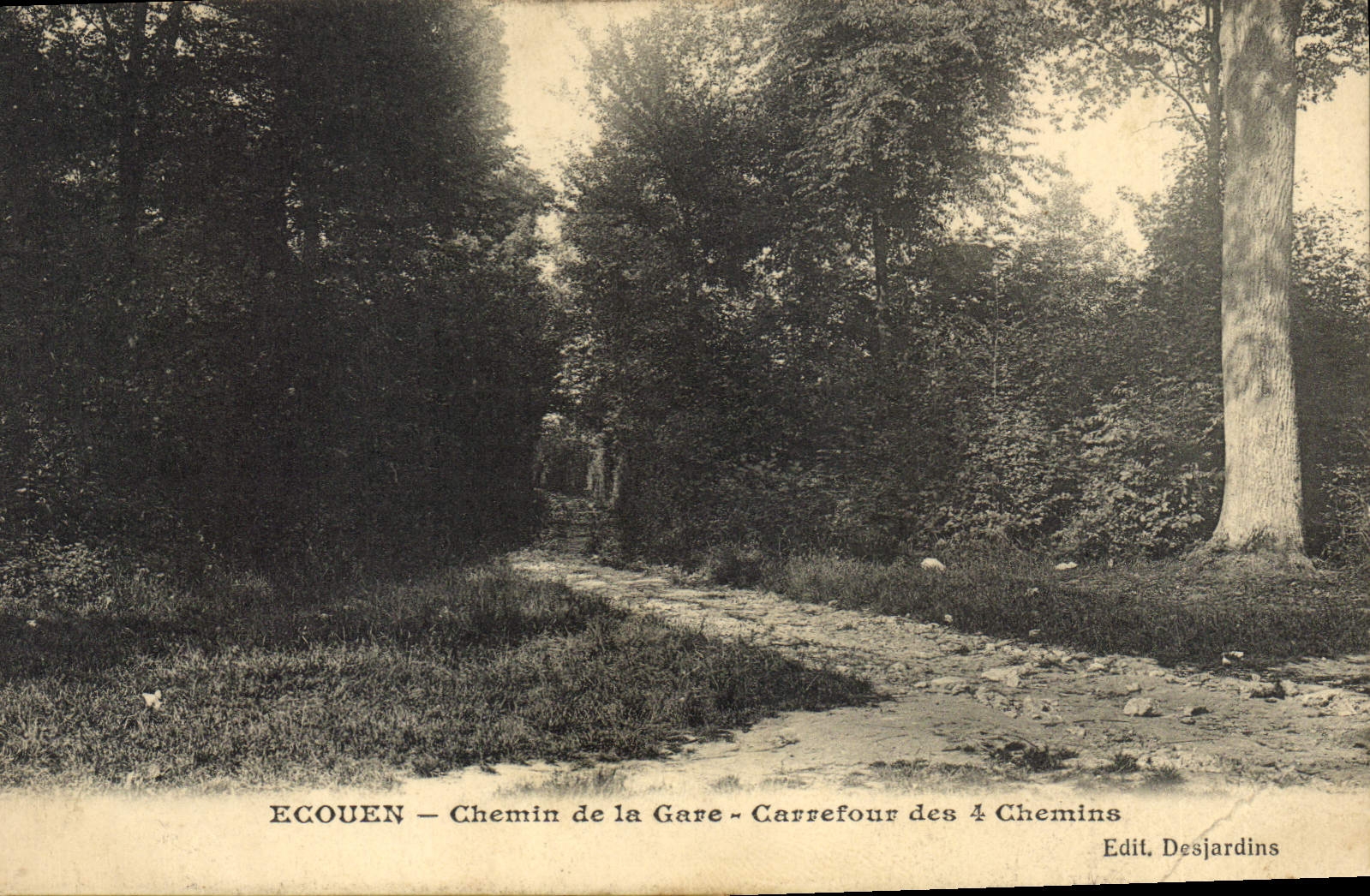 CPA Ecouen Chemin de la Gare Carrefour des quatre Chemins