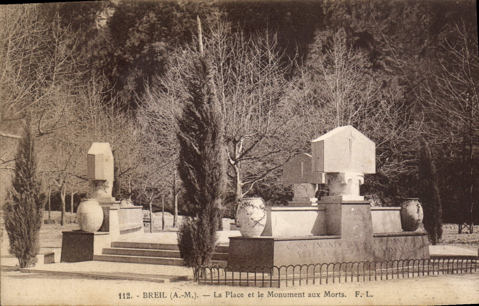 CPA Breil La Place et le Monument aux Morts