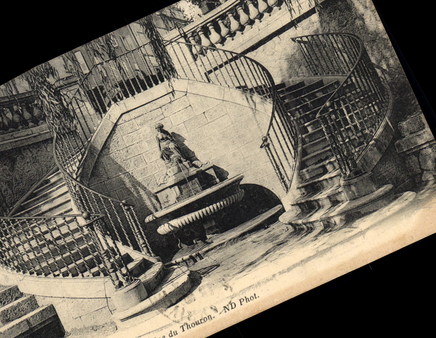 Fontaine du Thouron — vue de la statue centrale et des escaliers hélicoïdaux — ND Phot.