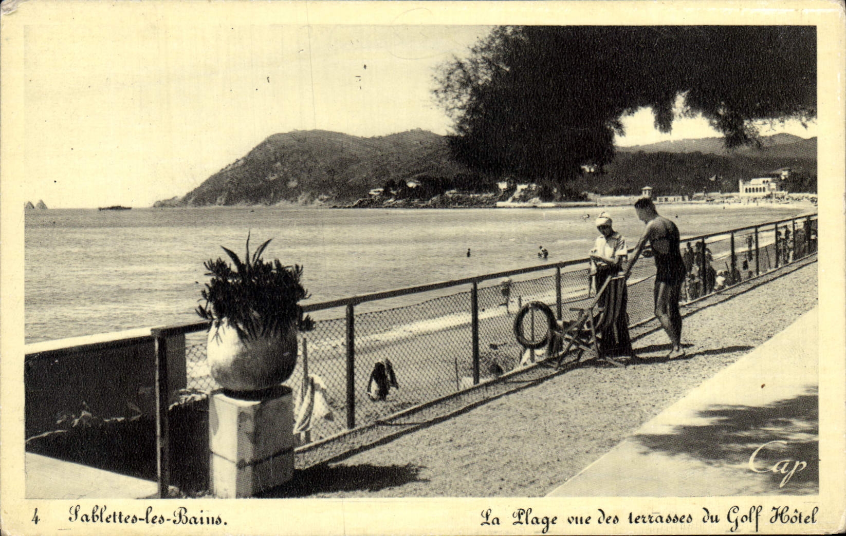 Sablettes-les-Bains — La plage vue des terrasses du Golf Hôtel — Cap