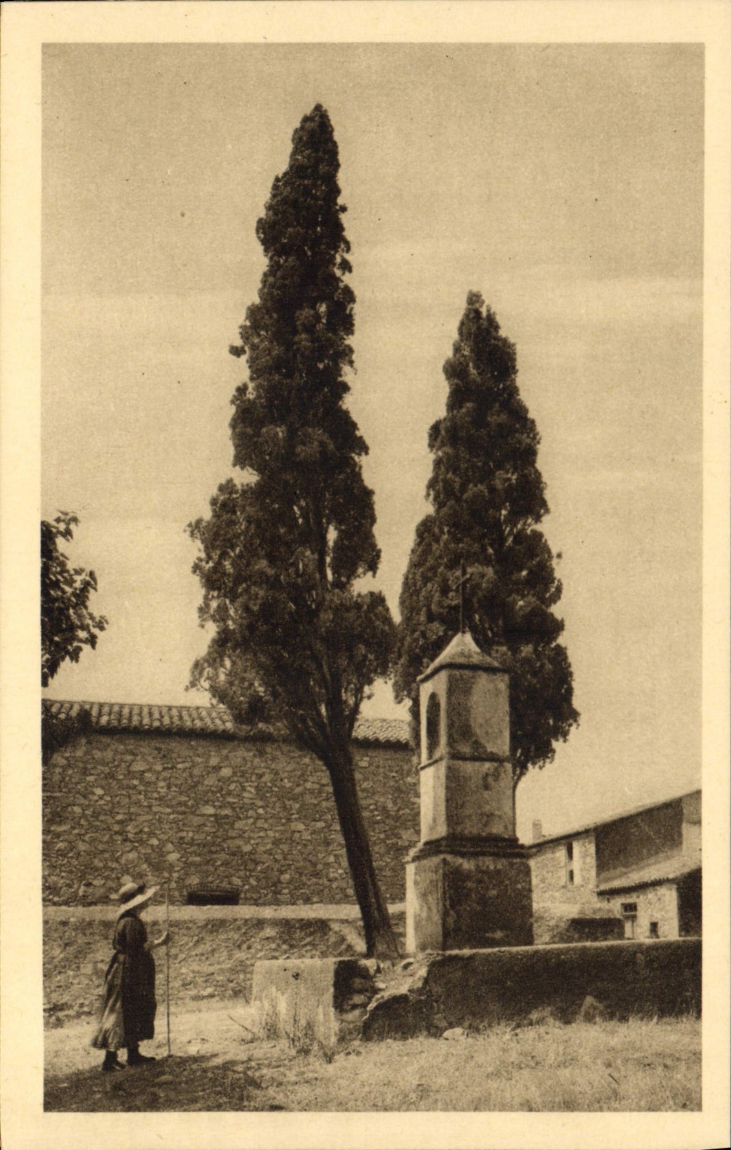 Oratoire près Saint-Tropez — Sur une petite place du village — Édition des Amis des Oratoires, Aix-en-Provence