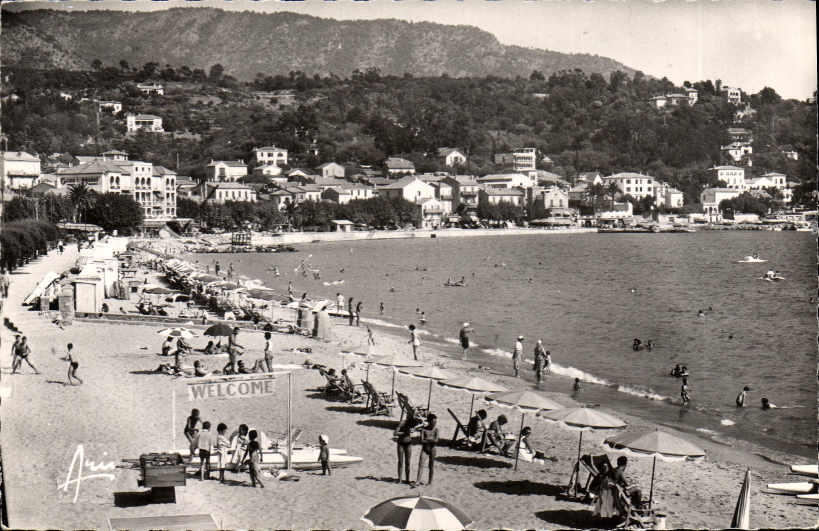 Le Lavandou — Vue générale et la Plage — Éditions ARIS