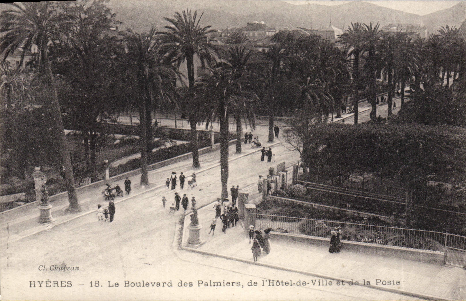 Hyères — Le Boulevard des Palmiers, de l'Hôtel-de-Ville et de la Poste — Cl. Chapean, n°18