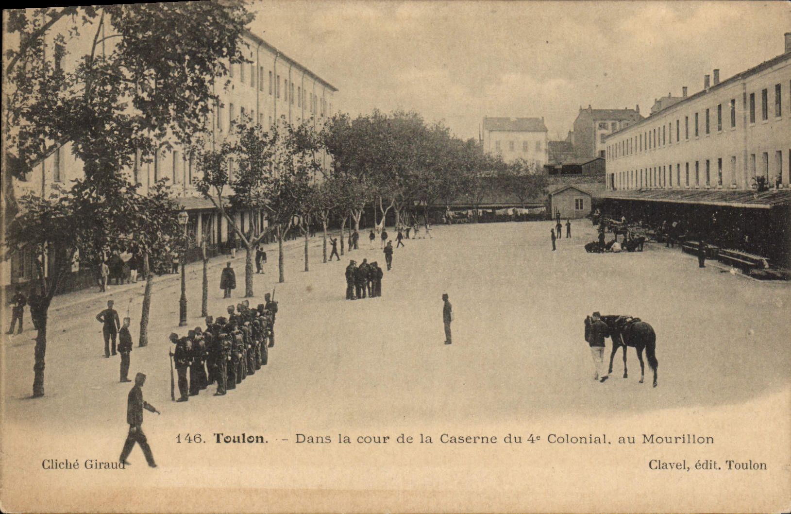 CPA Toulon Dans la cour de la Caserne du 4 Colonial au Mourillon 