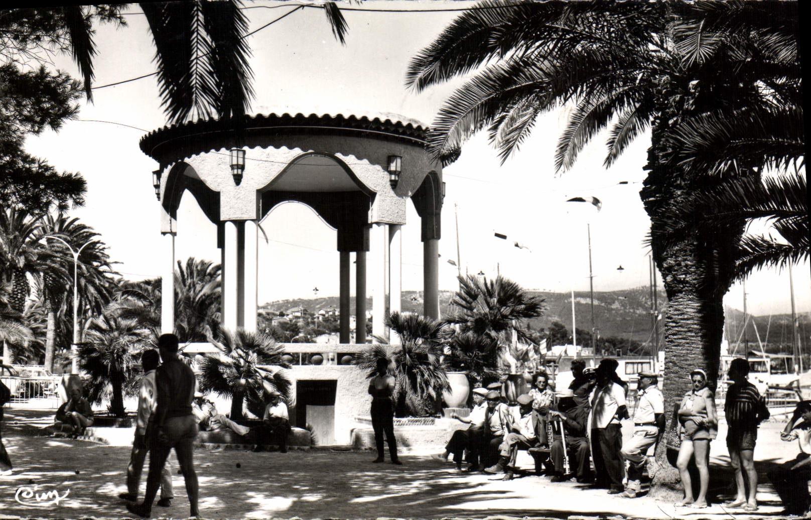 Bandol — La Pétanque sous les palmiers — Combier Imp. & Phot. Véritable