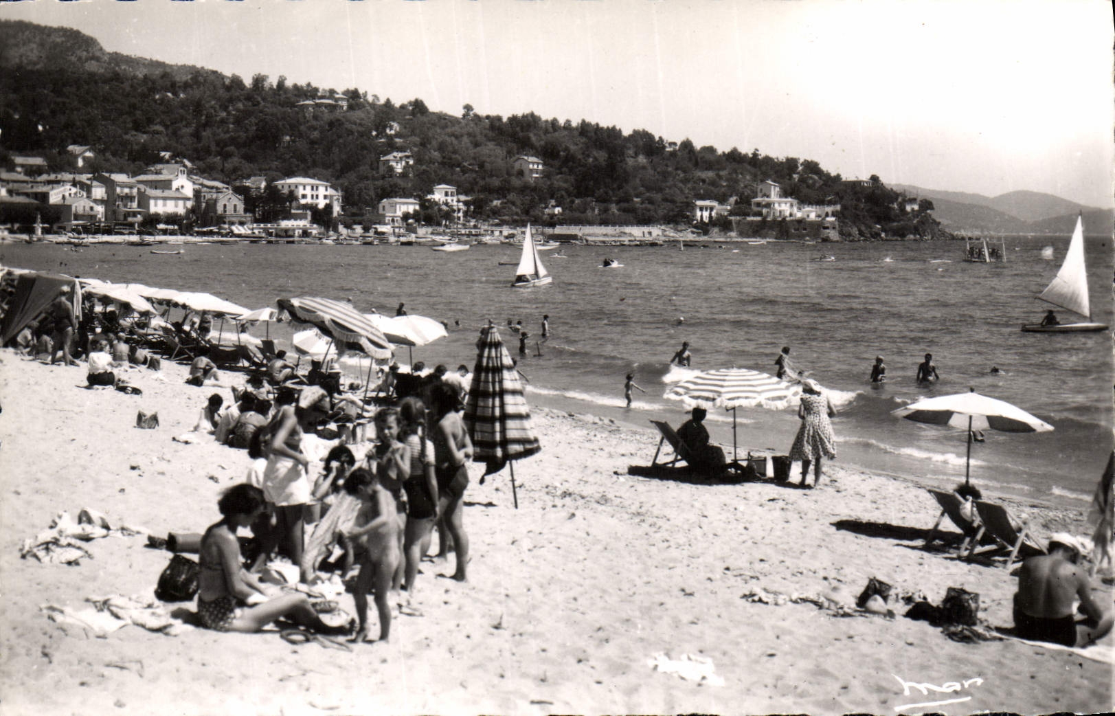 Le Lavandou (Var) — La Plage — Collection Pellegrin-Tikates