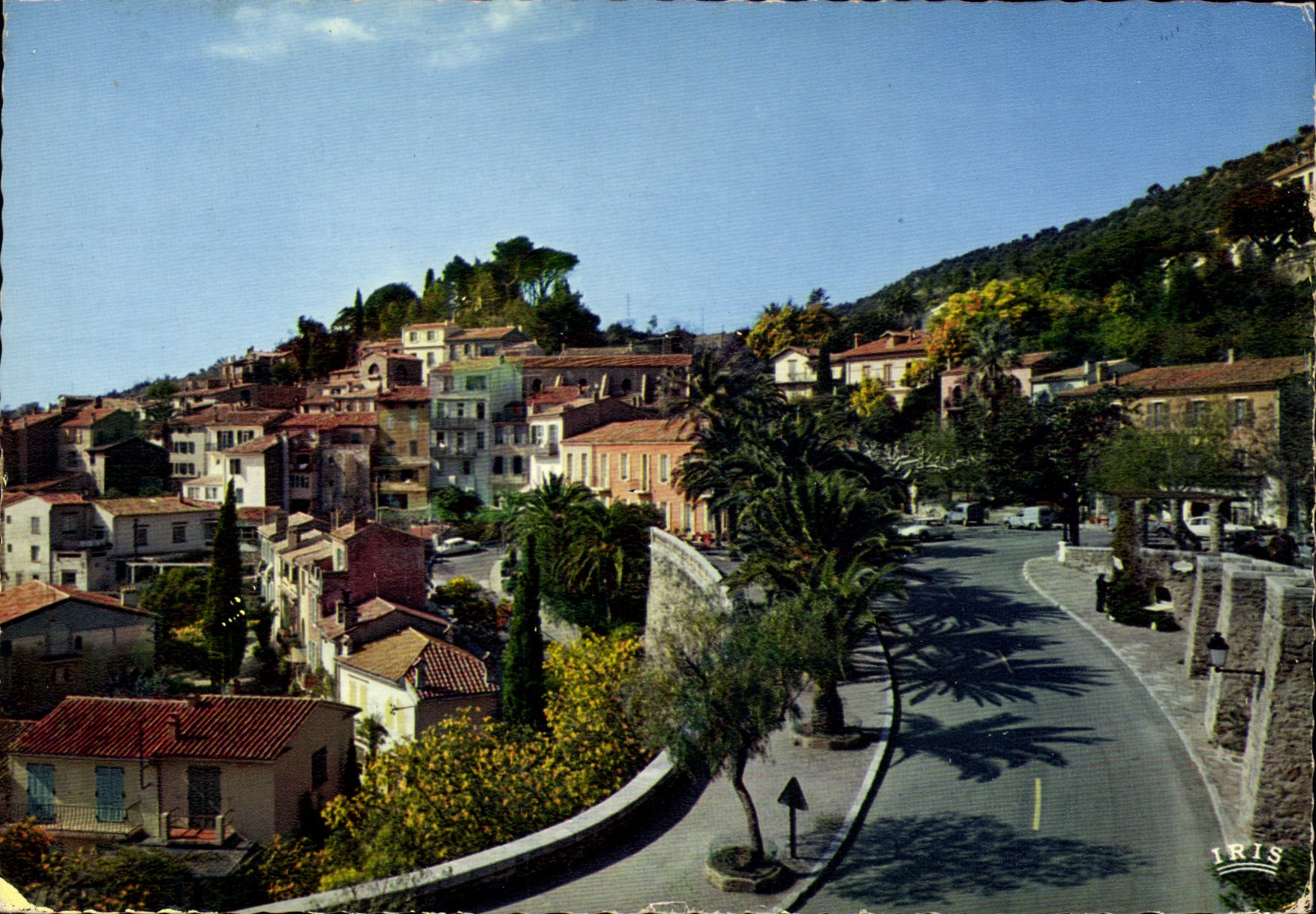 Bormes-les-Mimosas — Le haut du village — IRIS