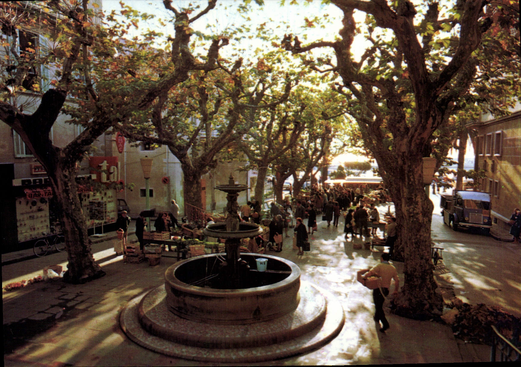 Place du Marché à Bandol — Charmes et soleil de la Côte d'Azur — Édition Y.A. Nice