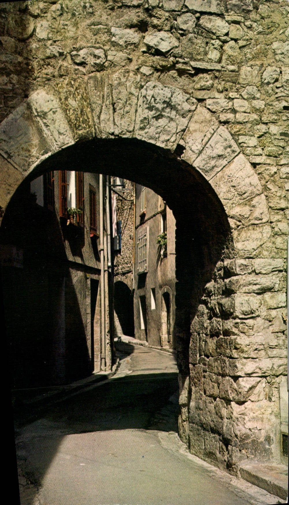 Pignans (Var) — Vieille porte — Imprimeur Combier, n° 3.27.76.0760