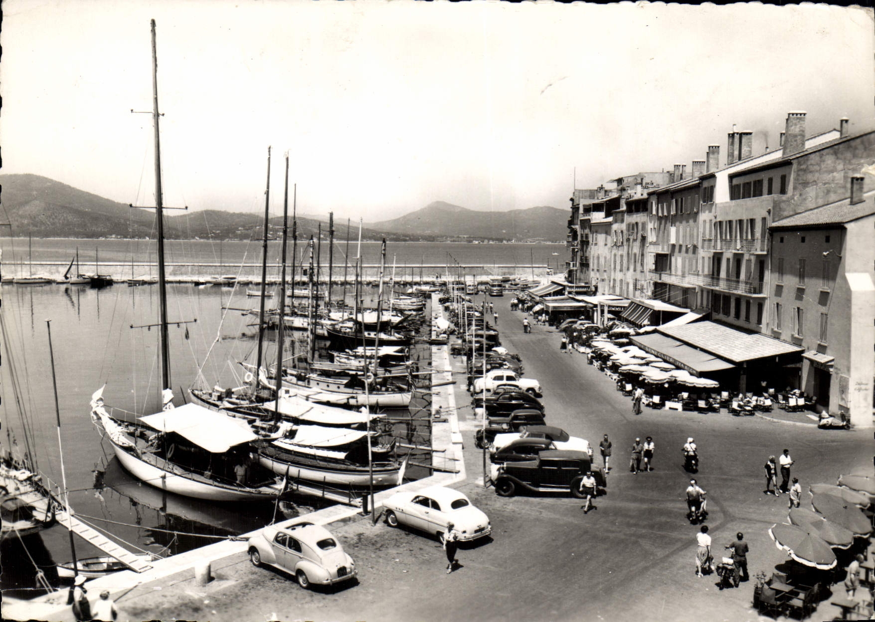 Saint-Tropez — Le Port et les Yachts — Société Éditions de France