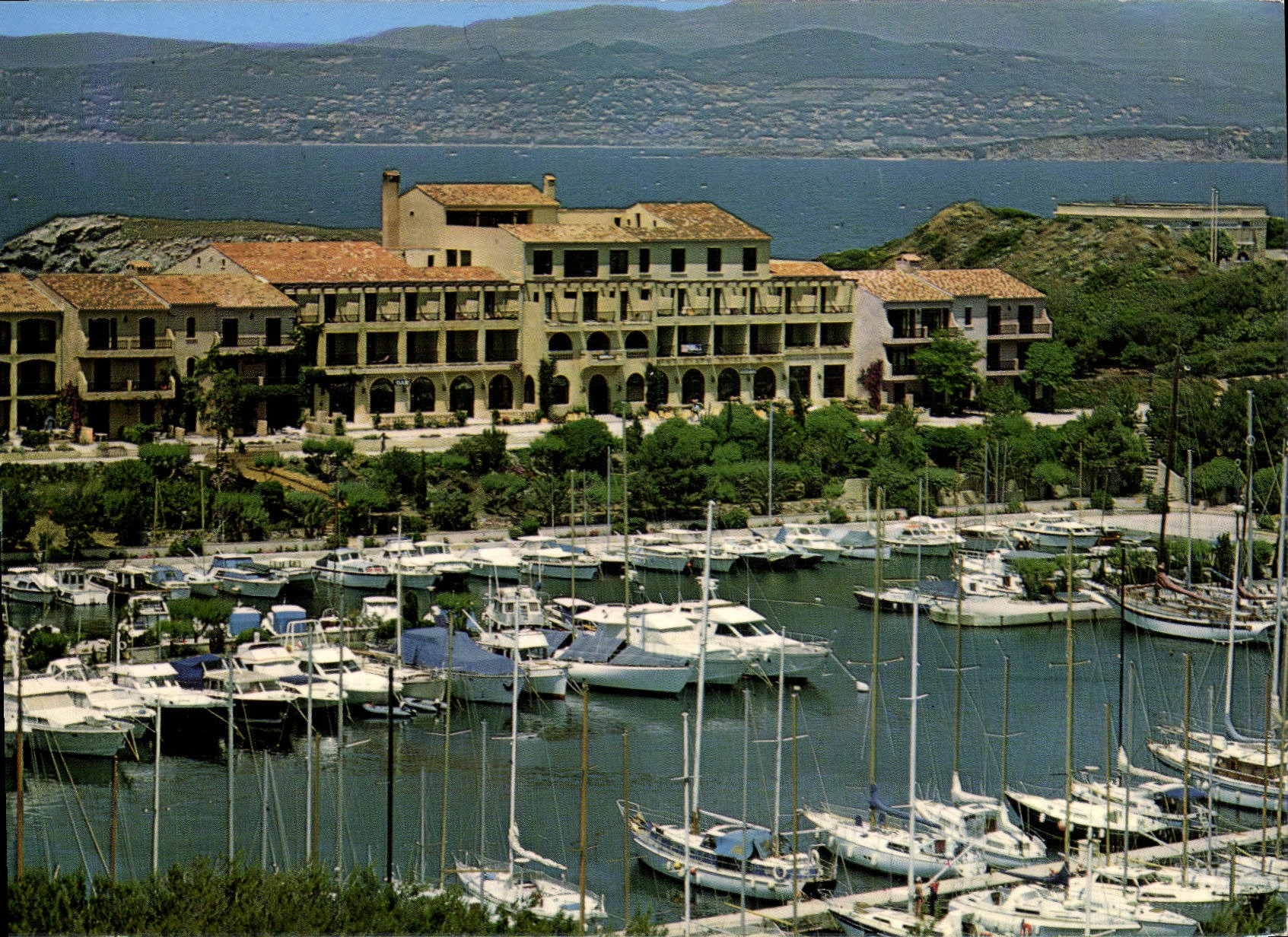 Ile des Embiez — L'Hôtel Hélios et les Pavillons — Éditions des Pavillons