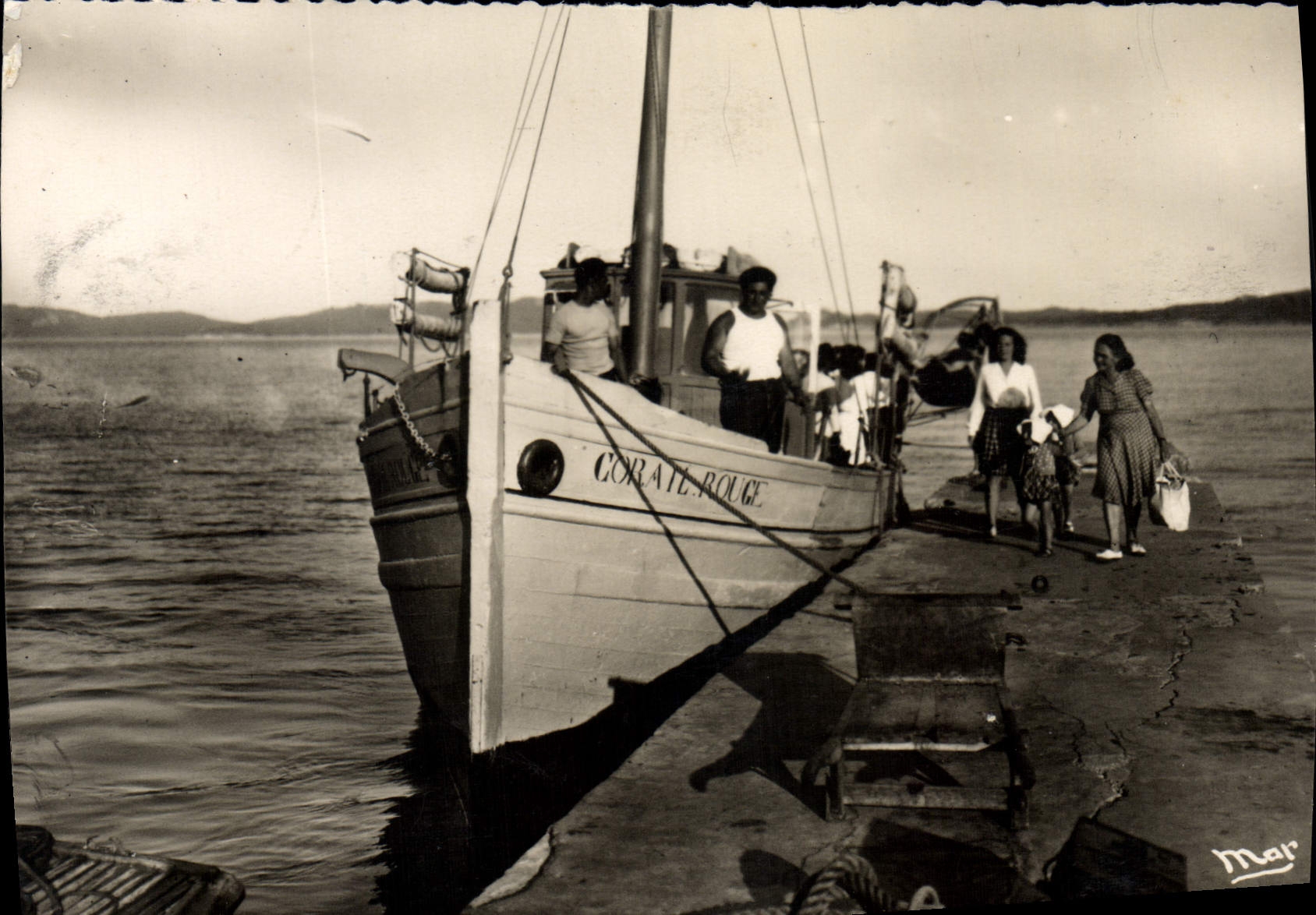 Arrivée du bateau 'CORATE-ROUGE' — PRESQU'ÎLE DE GIENS (Var) — Éd. Les Éditions Mar, n° 0397