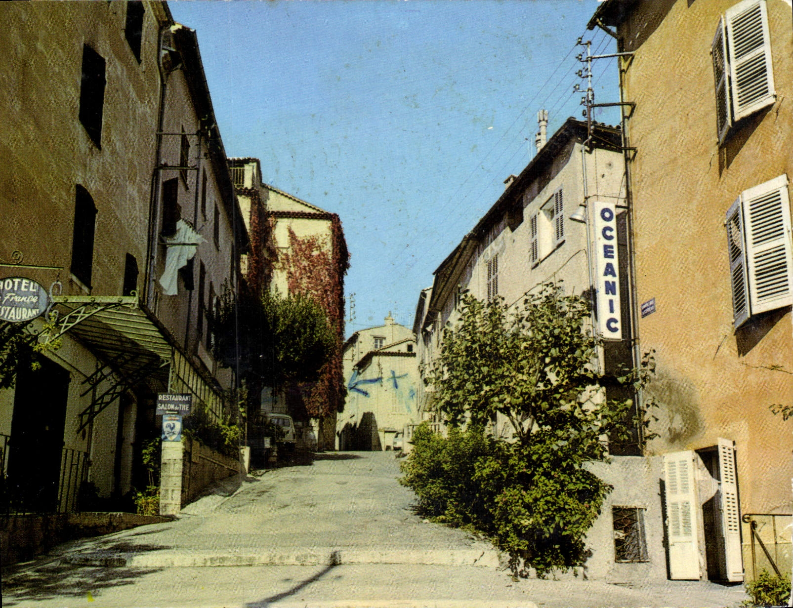 Vieux villages varois — rue animée avec hôtel-restaurant 'Oceanic' et 'Hôtel France' — Les éditions de France