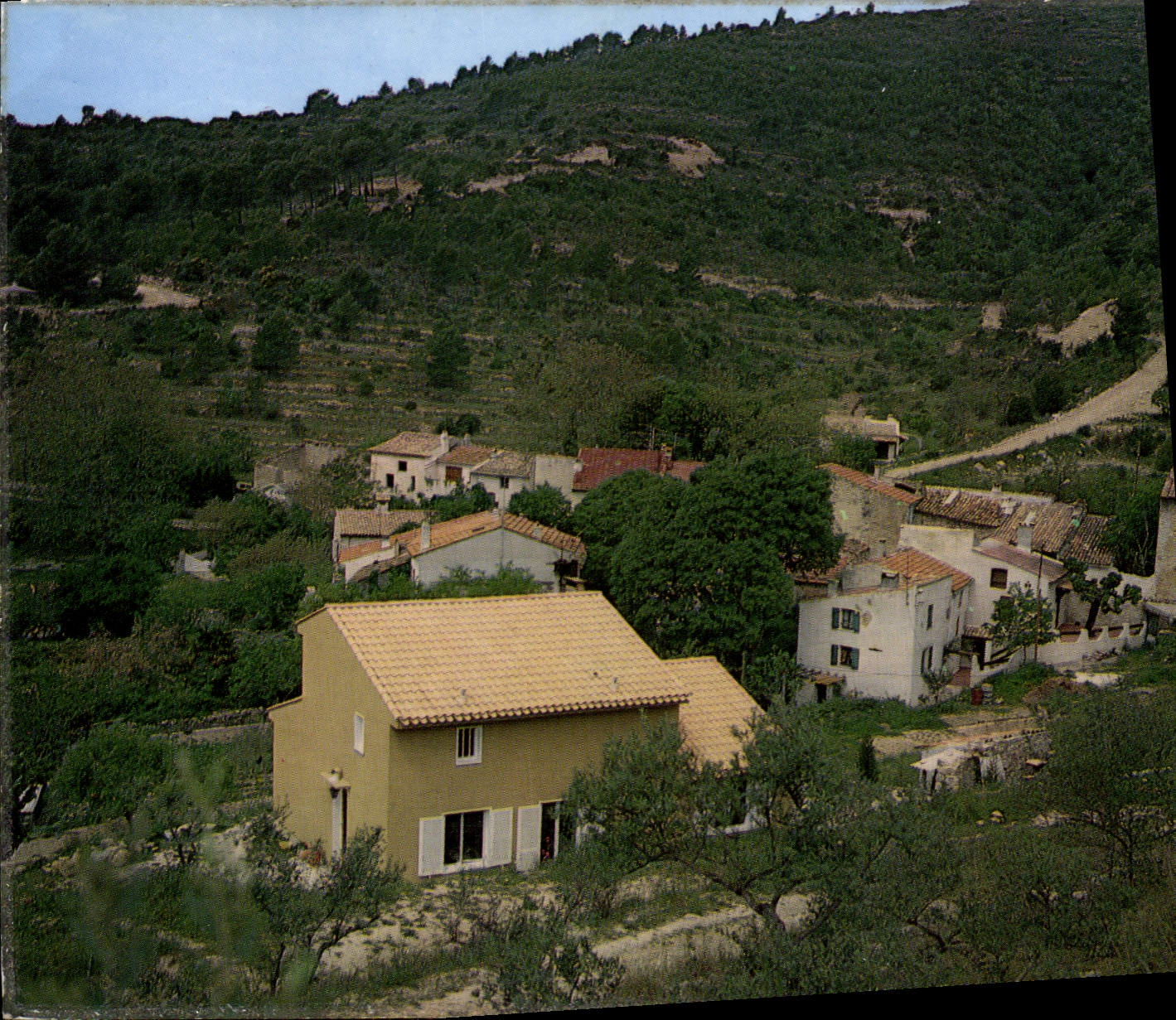 Cuers — Le Hameau de Valcros — Les Éditions Chromé