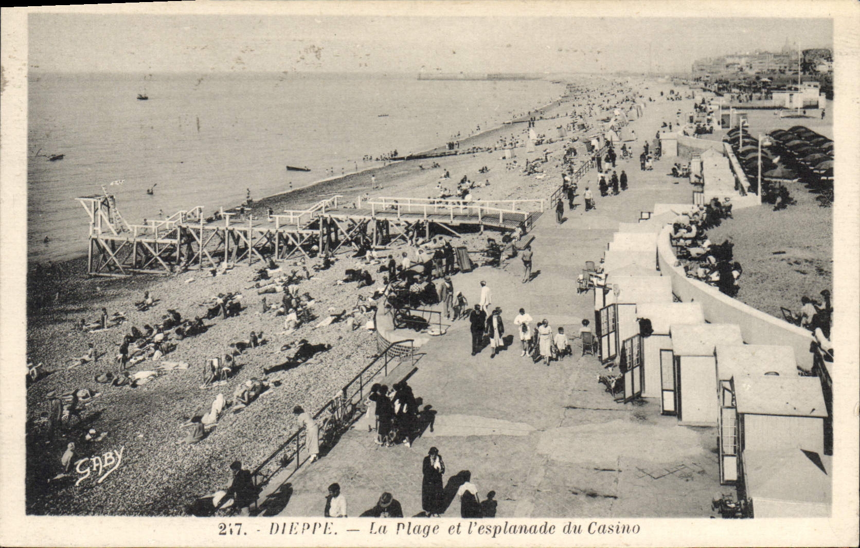 CPA Dieppe la plage et L'esplanade du casino 