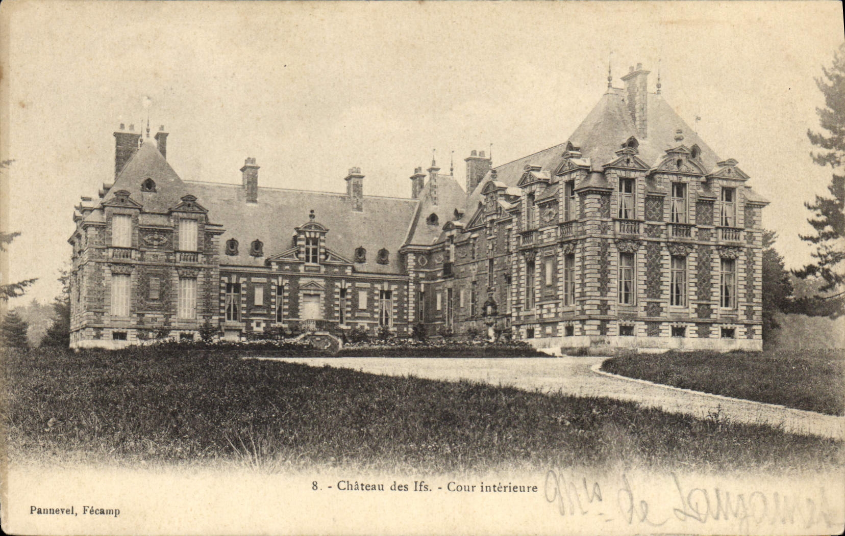 CPA Chateau des Ifs cour interieure 