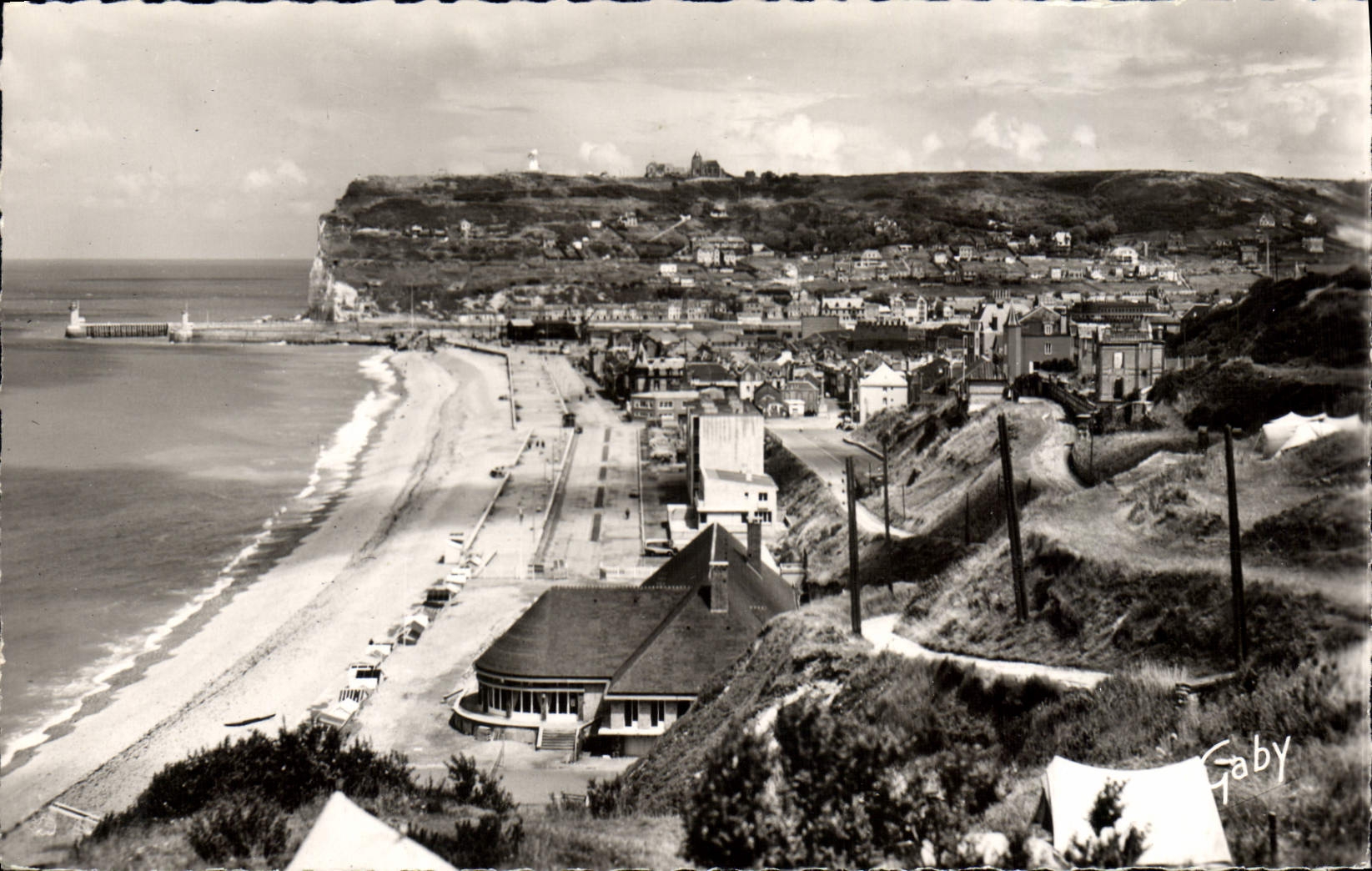 CPA Fecamp Seine MMe vue generale de la plage au Fond les Jetees et l'entree du port 