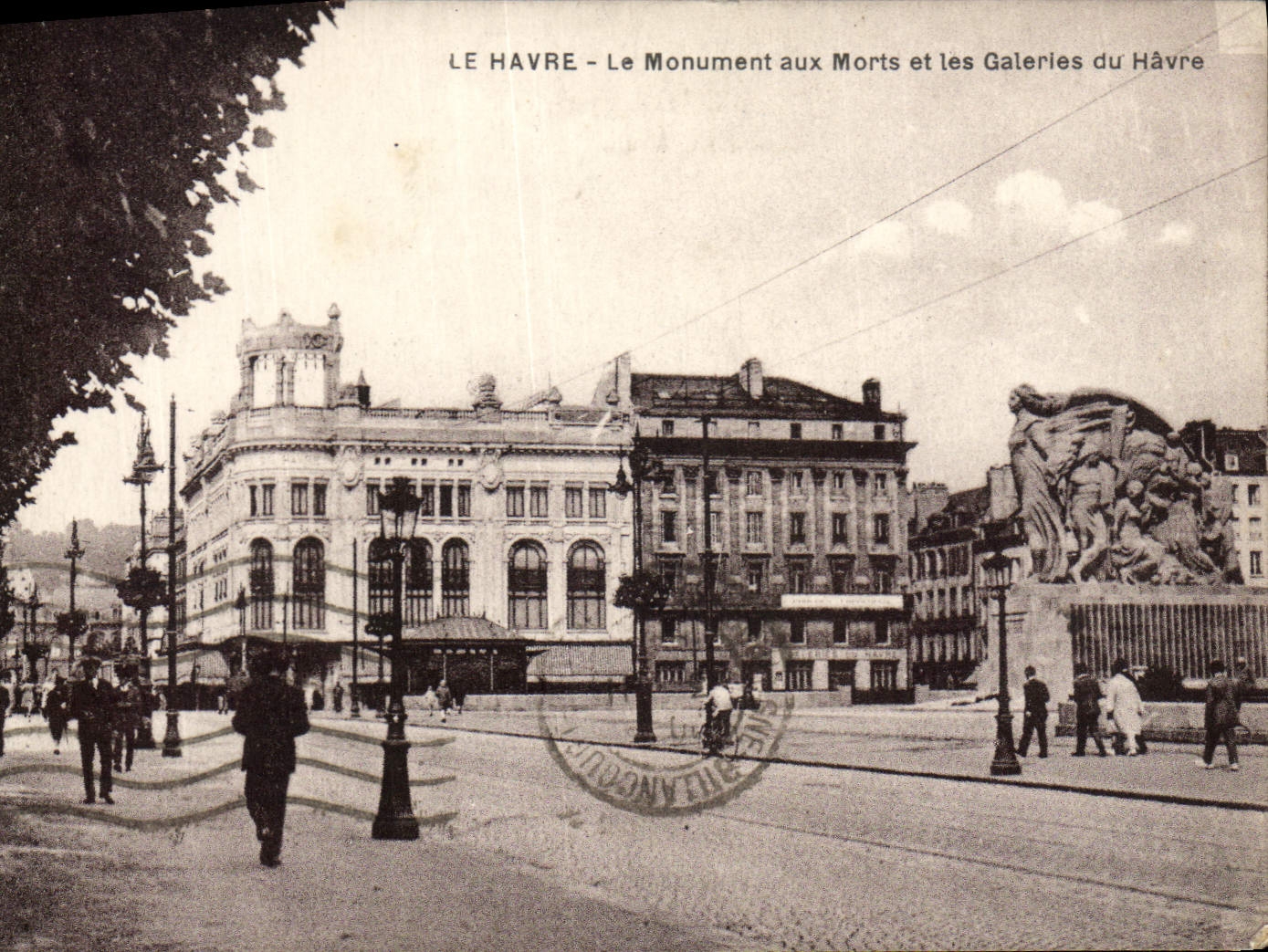 CPA Le Havre le monument aux Morts et les galeries du Havre 